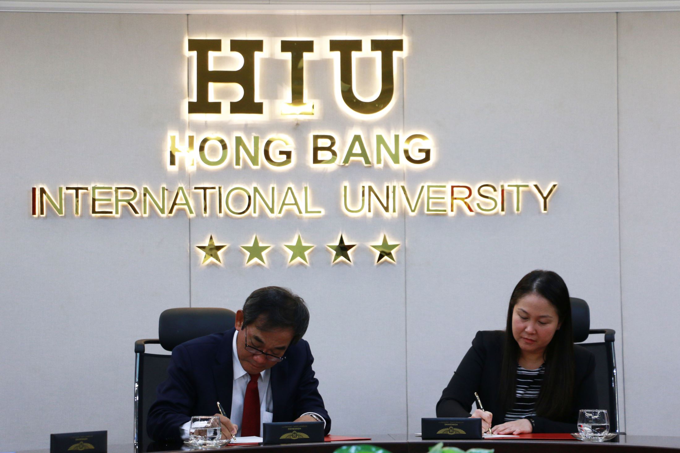 Associate Professor, Dr. Ho Thanh Phong (left) and Ms. Stefanie Leong (right) signed on the collaboration 