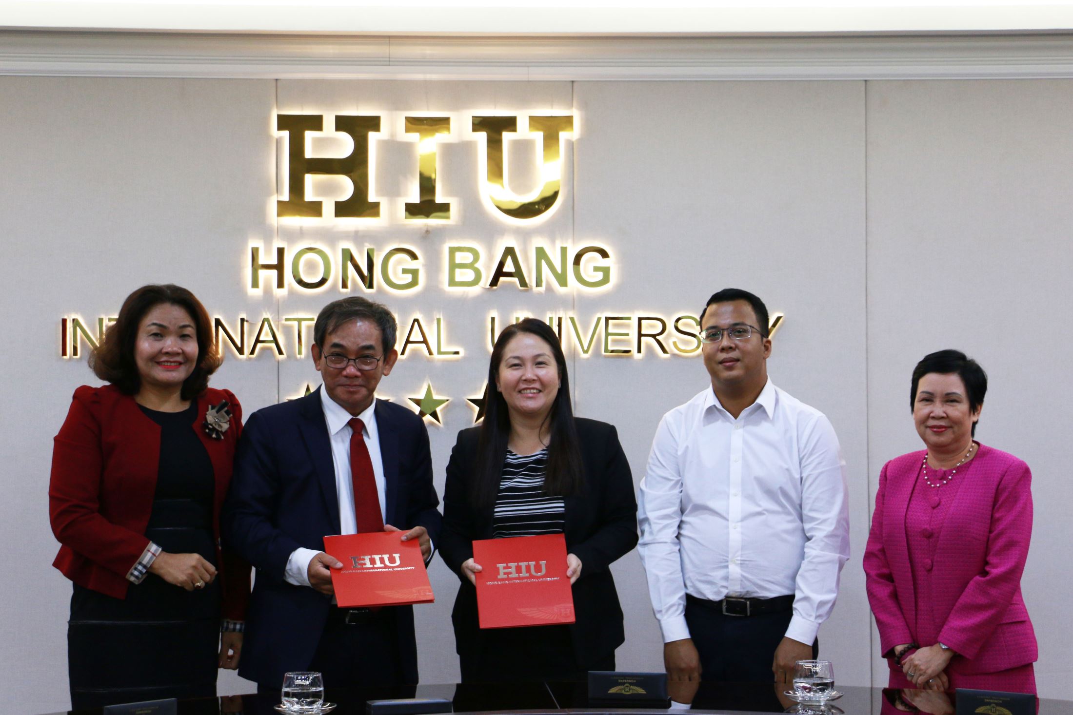 From left to right: Dr. Nguyen Thi Hien Thanh – Head of Admissions of HIU, Associate Professor Dr. Ho Thanh Phong – President of HIU, Ms. Stefanie Leong – Head of Development & Recognition (Asia-pacific) and Mr. Faizol Musa – Regional Development Manager (SEA, Pakistan, Bangladesh) took photos together