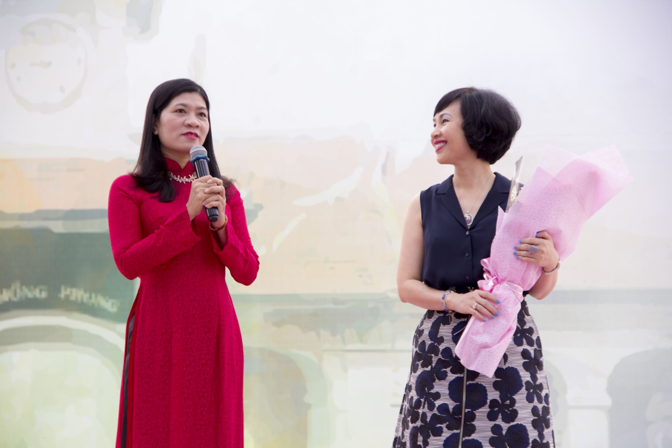 Ms. Pham Thi Be Hien, Vice Rector of Le Hong Phong high school for the gifted giving flowers and sharing her gratitude to Proffessor Dr. Mai Hong Quy.