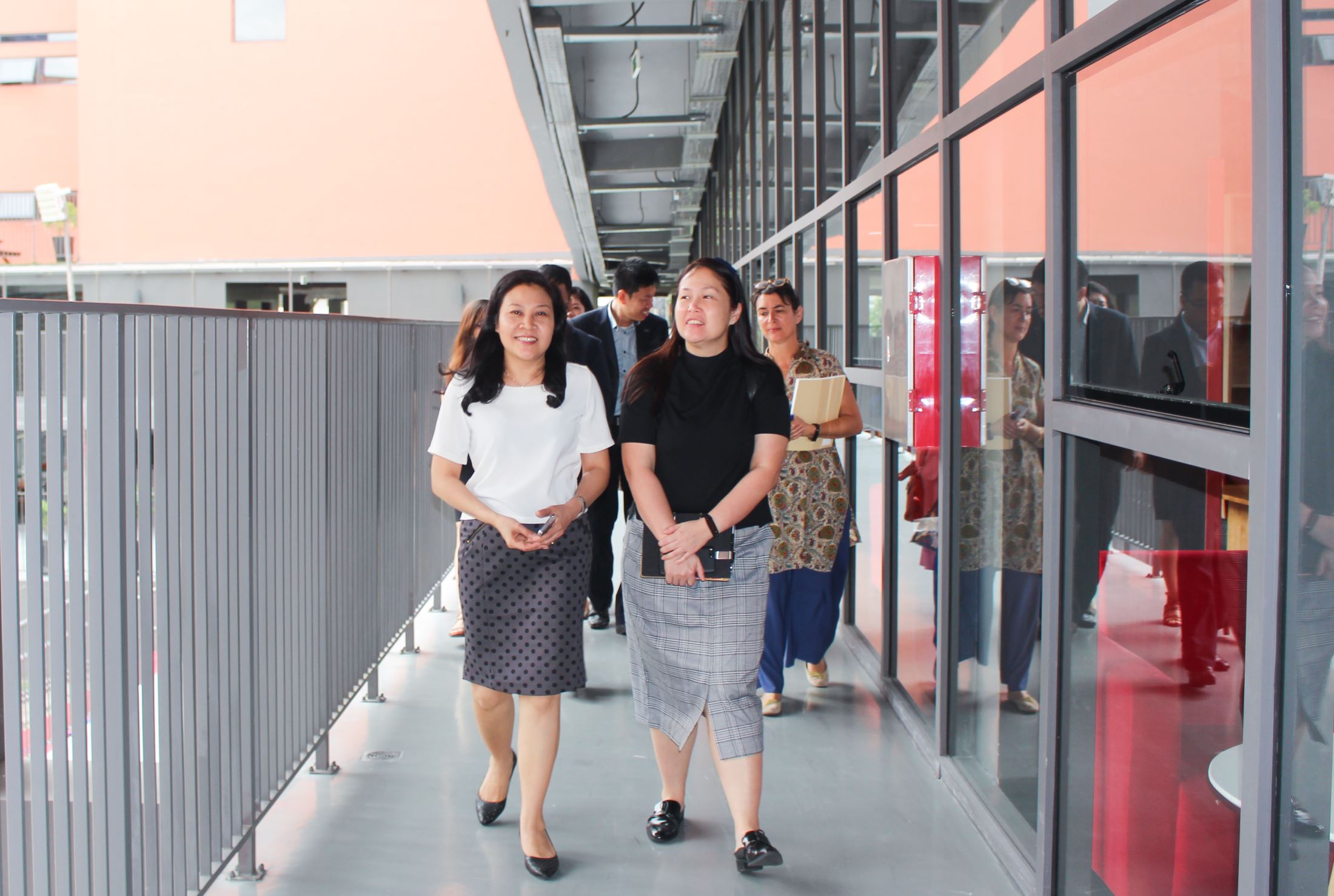 Dr. Doan Hue Dung – Management Director of SNA invited guests to visit school facilities.