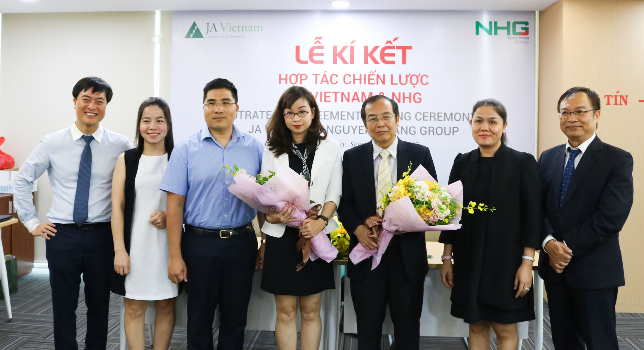 Mrs. Hoang Nguyen Thu Thao - CEO of NHG gaved flowers to leaders of two parties to congratulate on the successful collaboration 