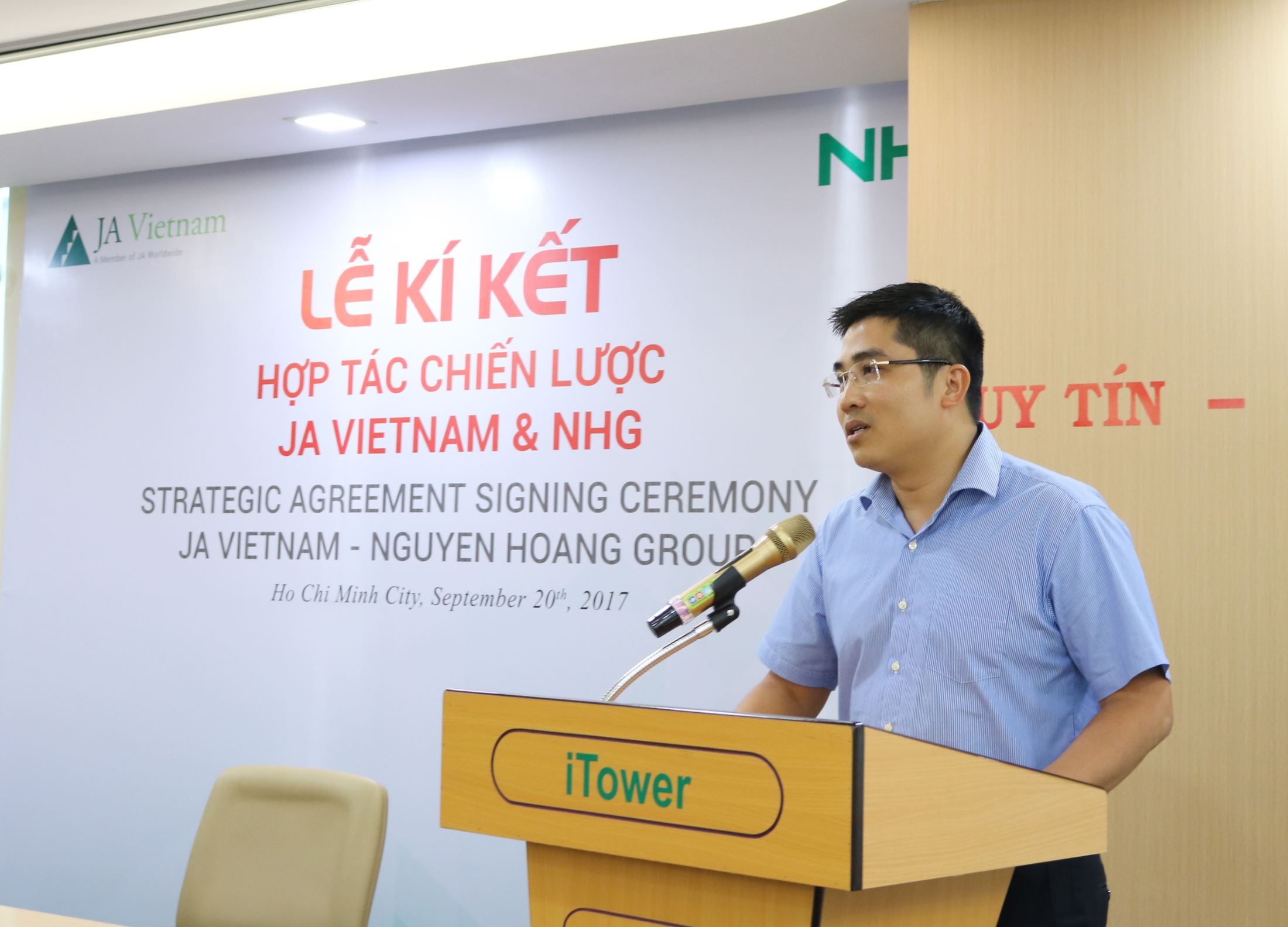 Dr. Nguyen Trung Dung - CEO of BK Holdings - Hanoi University of Science and Technology, representative of JA Vietnam's Board of Advisors made speech at the signing ceremony