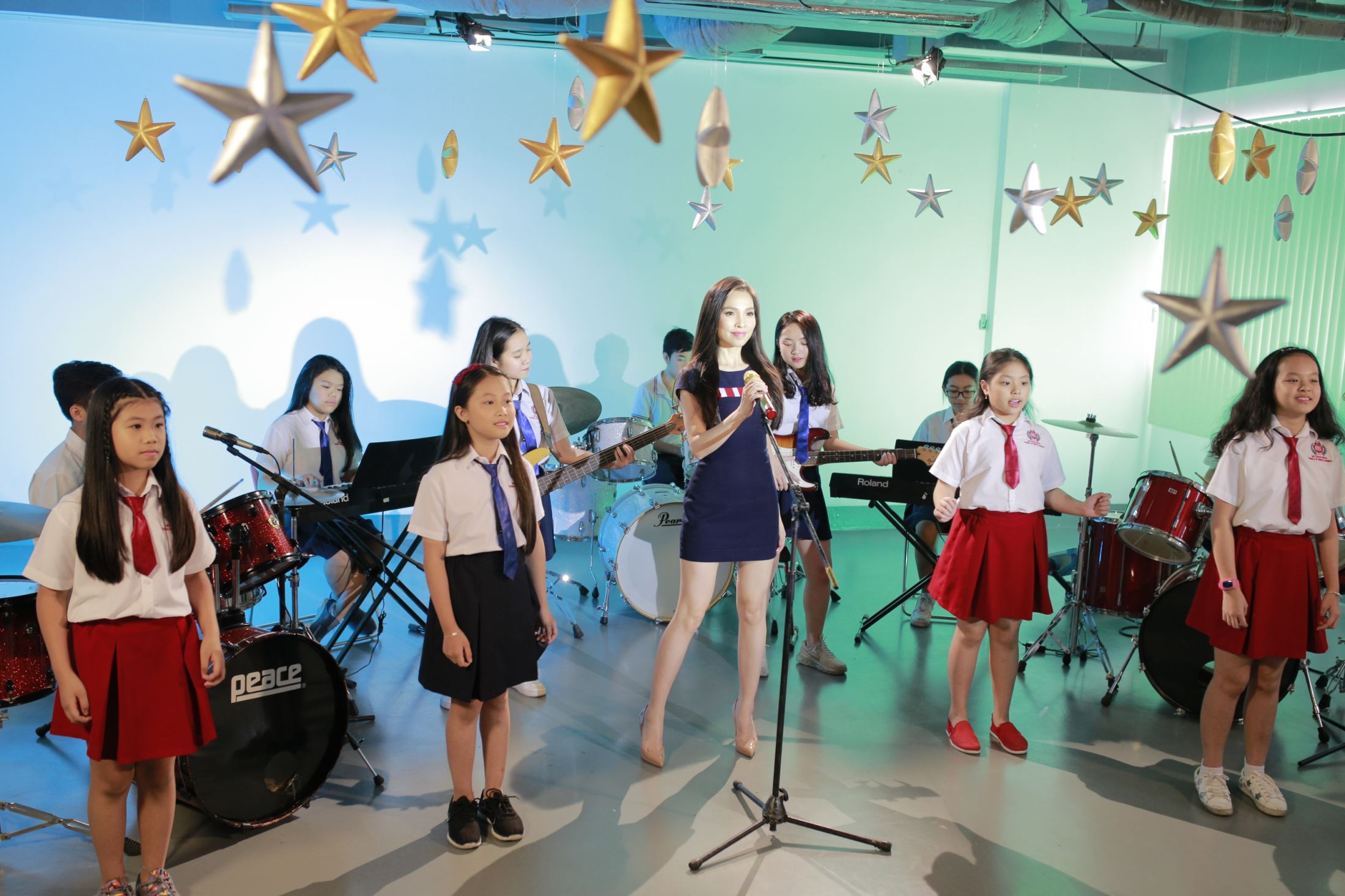 Hien Thuc and students of Nguyen Hoang educational system in the new song