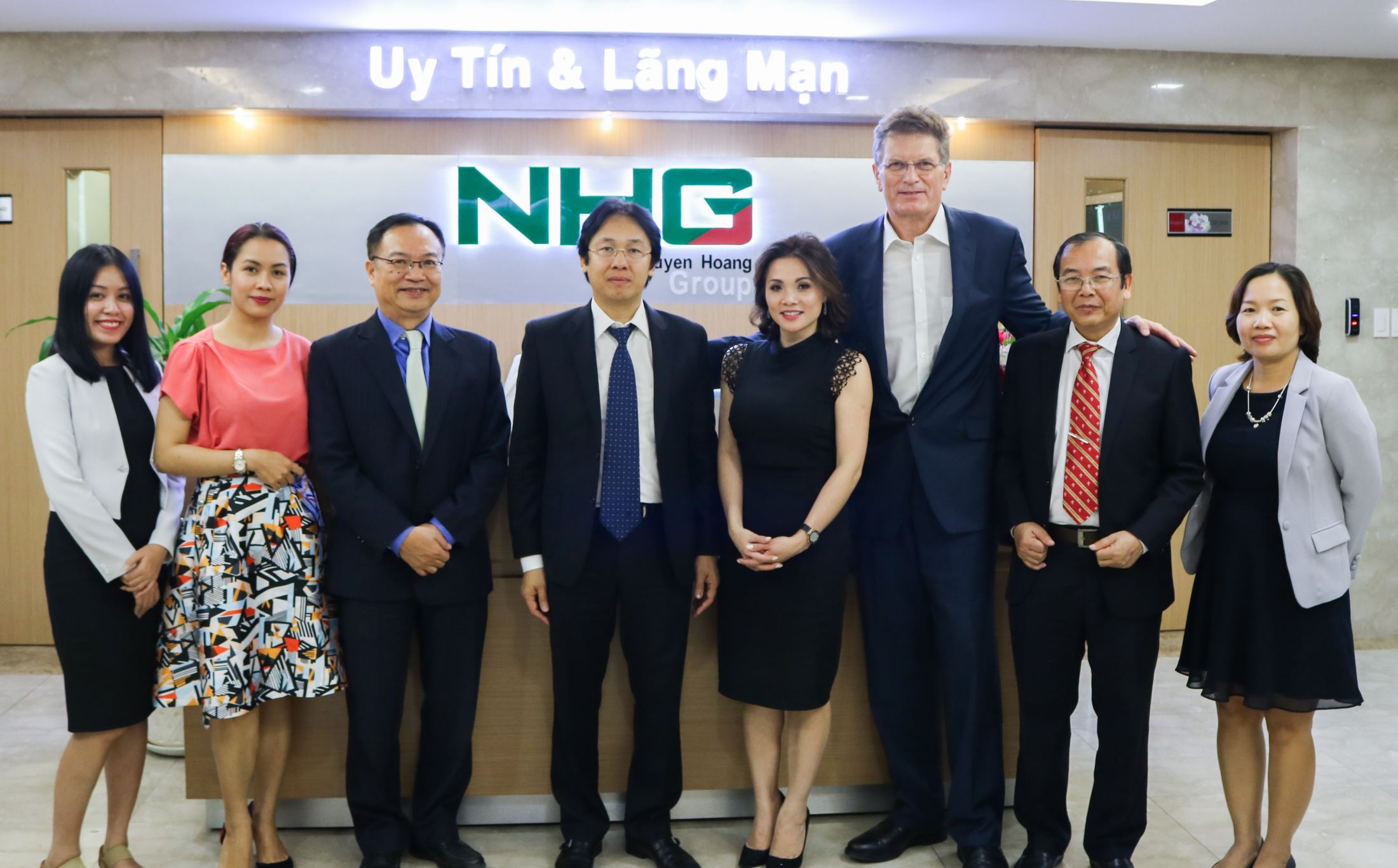 NHG president - Mr. Hoang Quoc Viet and Mr. The Hon Ted Baillieu took picture after the meeting at NHG headquarter