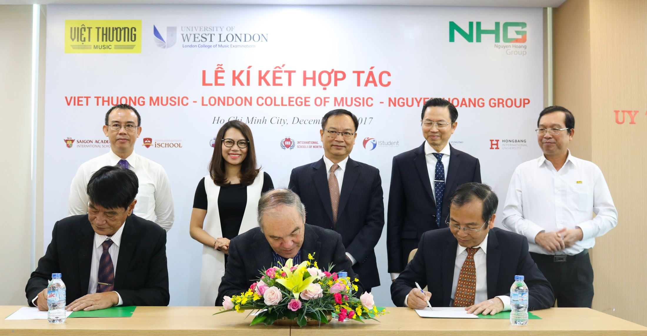 Prof., Dr. John Howard -  LCME Director, Dr. Do Manh Cuong, Permanent Member of Education Council, NHG's Academic Director and Mr. Pham Kim, General Administrator in Vietnam proceeded the signing ceremony