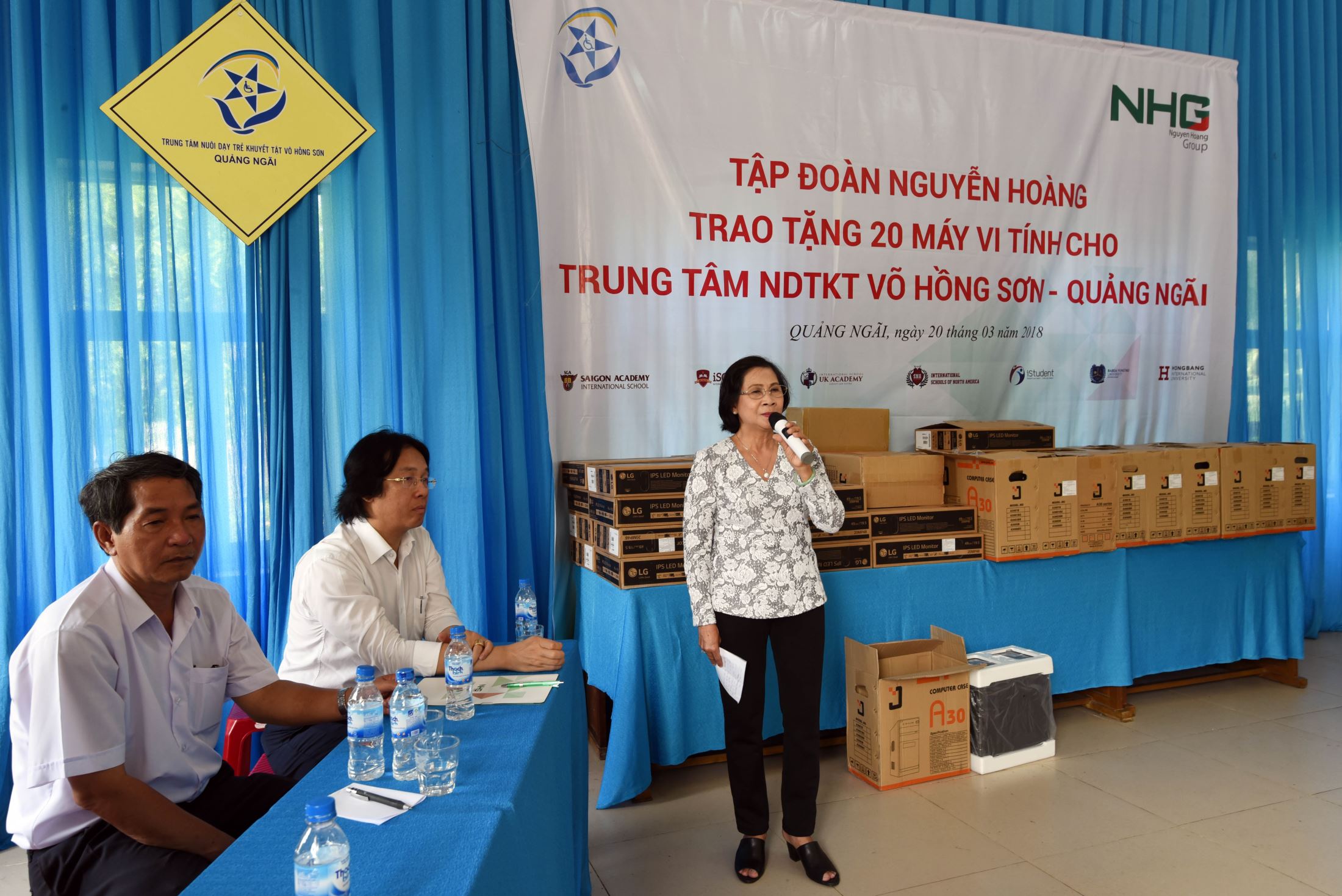 Ms. Nguyen Thi Thu Ha, Director of the center giving a thank-you speech to Nguyen Hoang Group