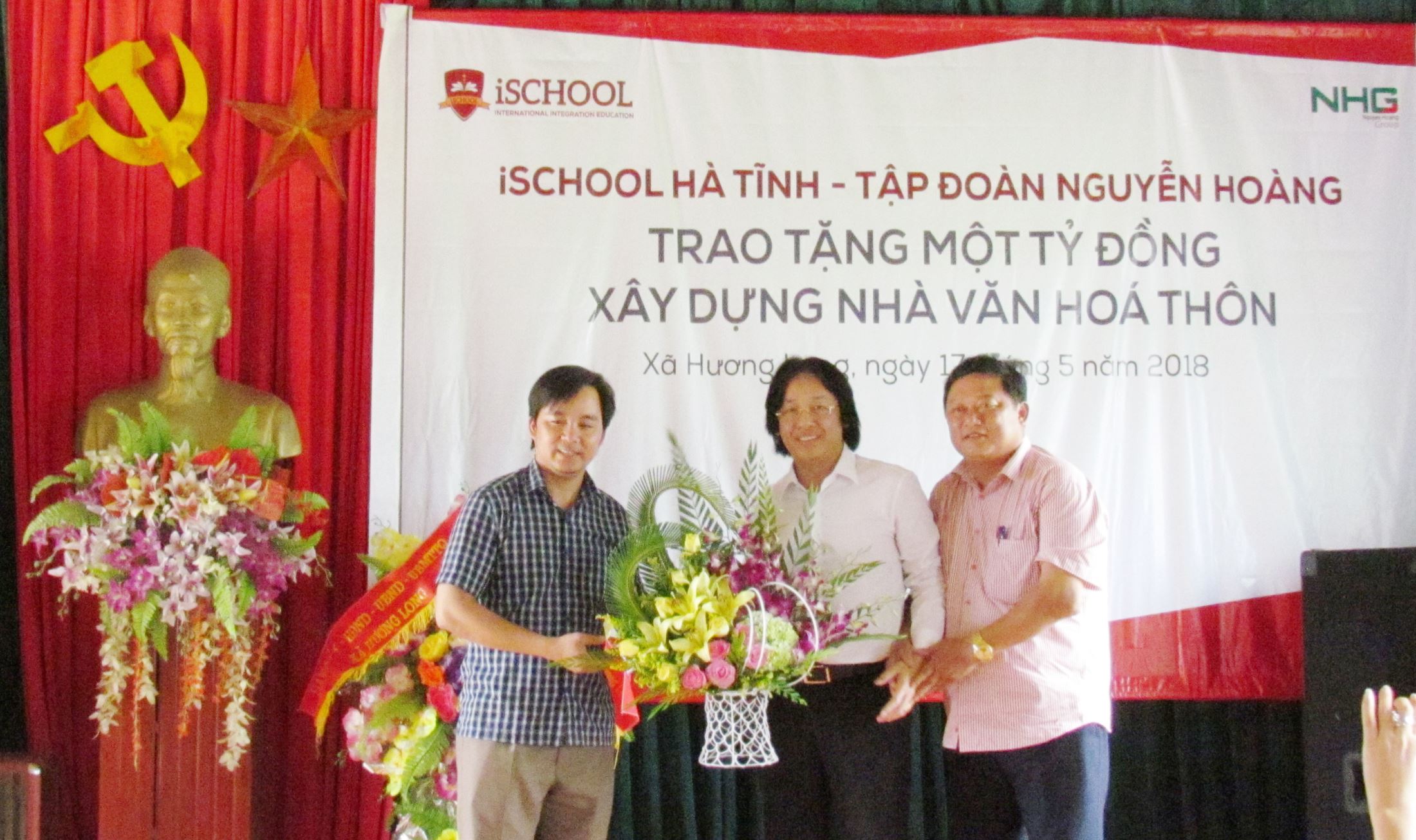 Mr. Hoang Quoc Viet received flowers from the leaders of Huong Long commune