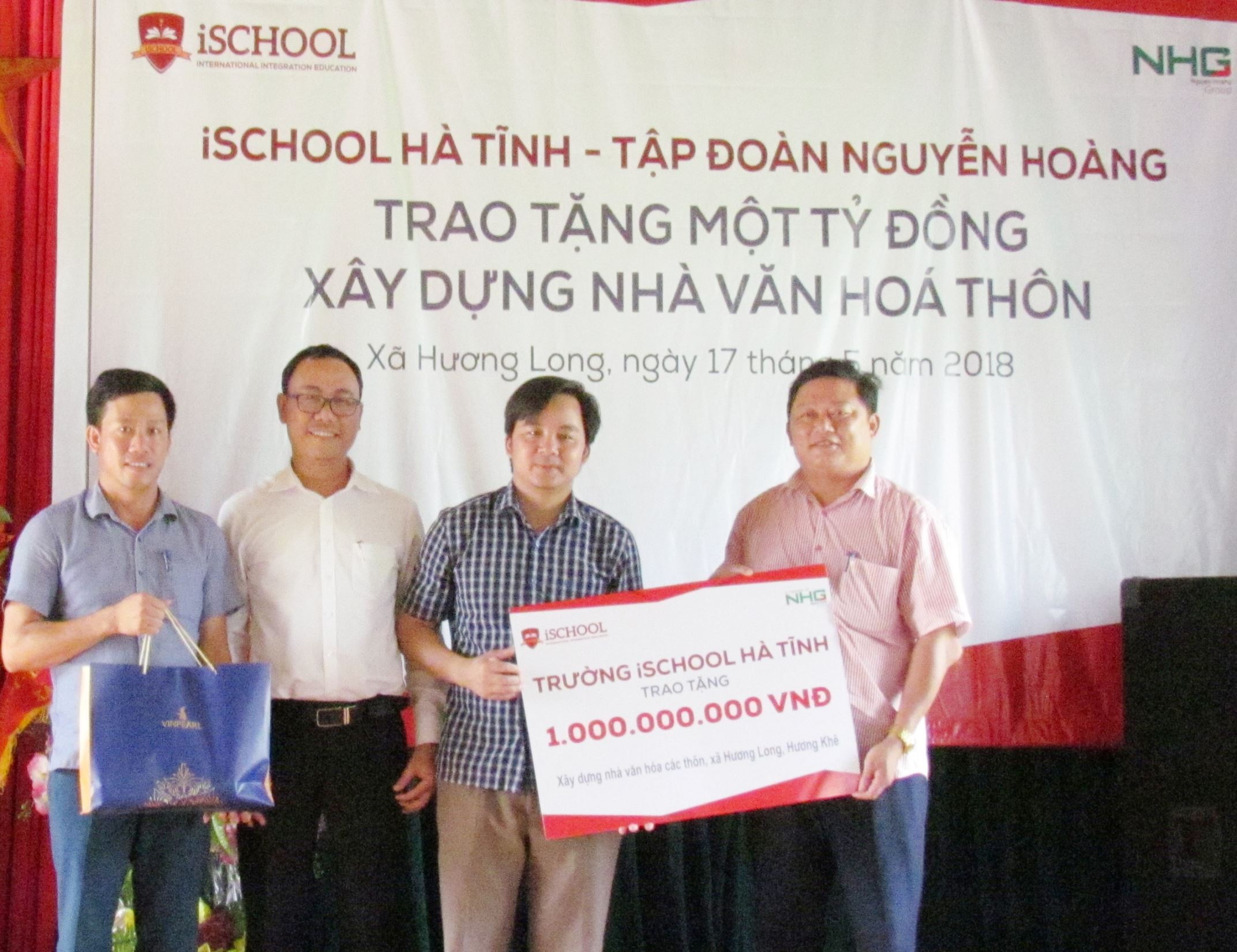 Mr. Nguyen Ngoc Tuan, on behalf of iSchool Ha Tinh, donated a billion VND to the establishment of the Culture House in Huong Long commune