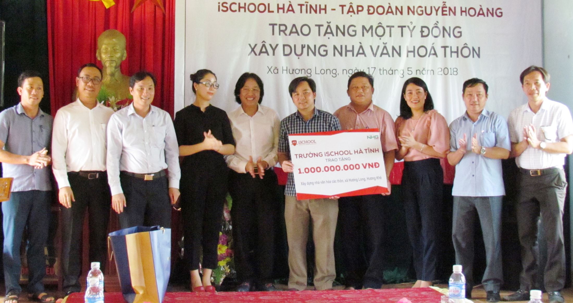 The delegation with the Board of leaders of Ha Tinh Province and Huong Long commune