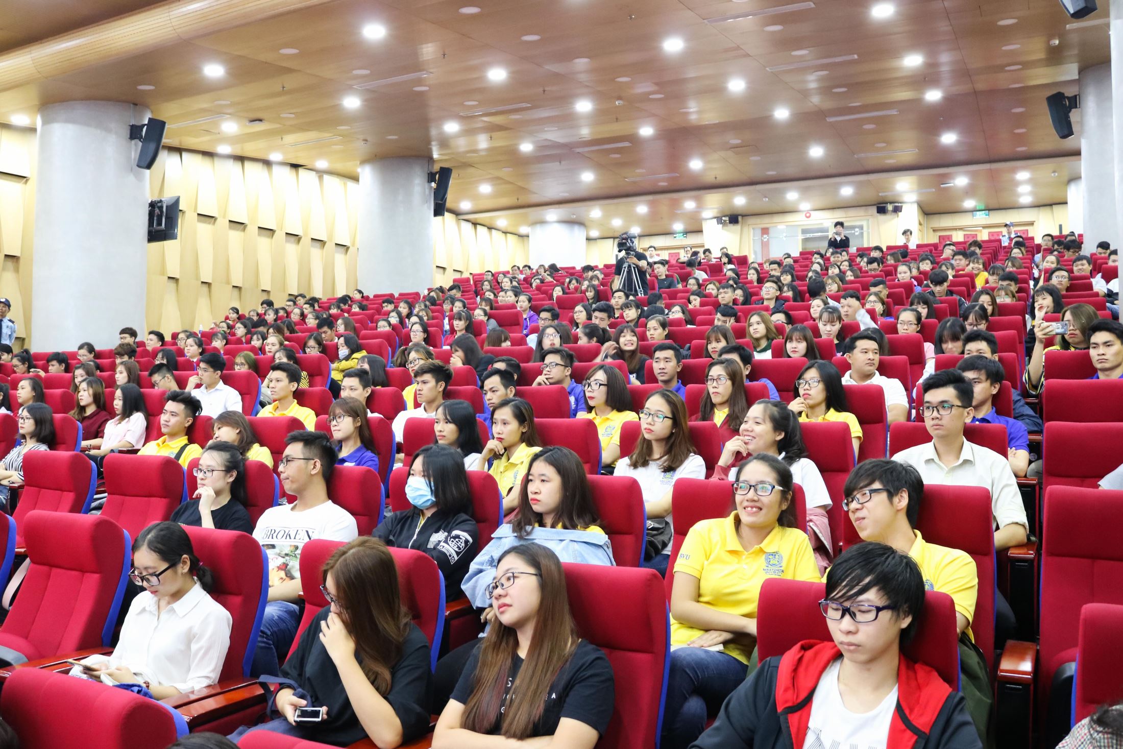 Students from HIU, BVU, and other universities in HCMC participated in the workshop “Dare to dream – Dare to win” of Prof. Truong Nguyen Thanh.
