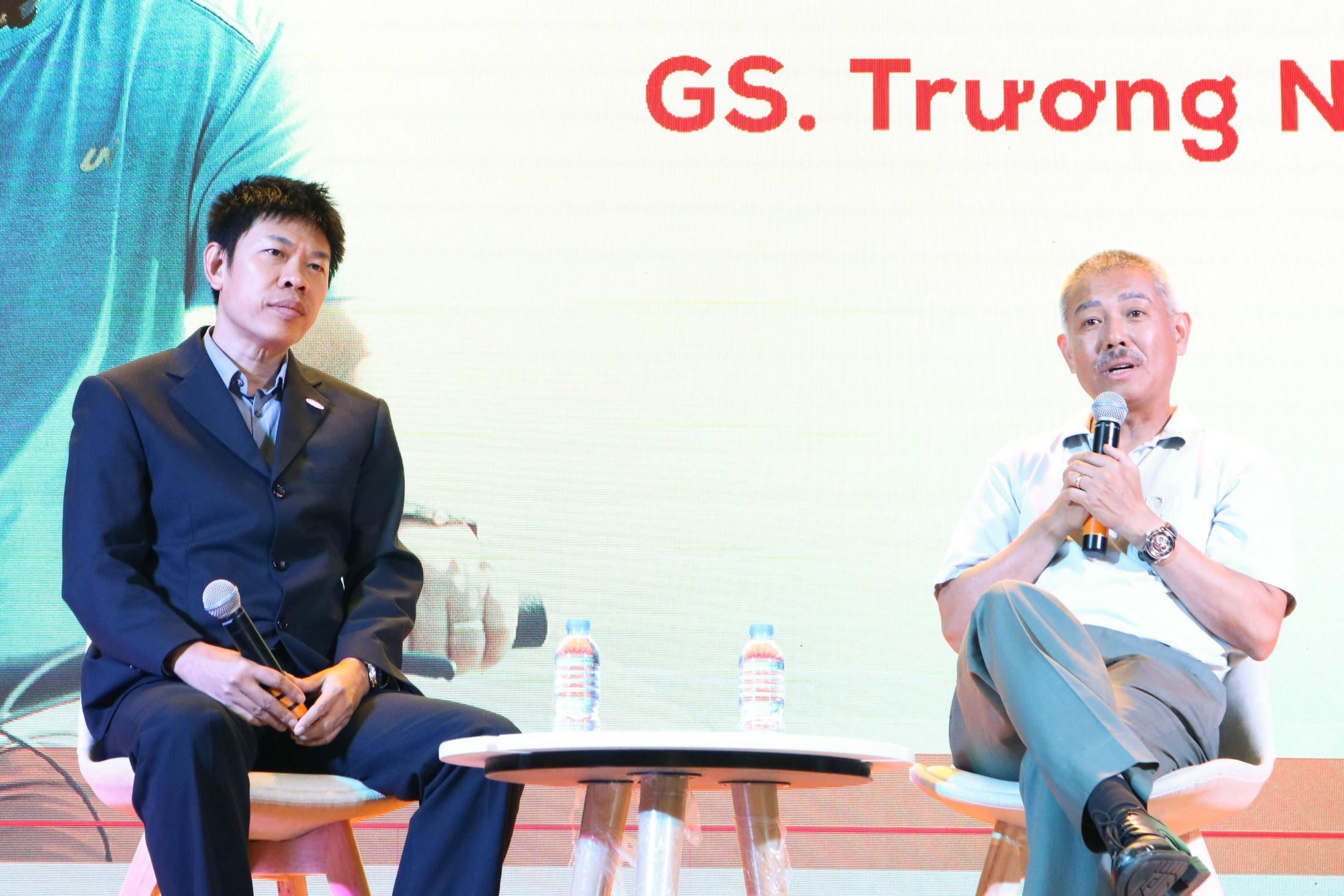 Prof. Truong Nguyen Thanh and Mr. Doan Dinh Hoang – Deputy CEO of NHG answered the questions about pathway to success from students.