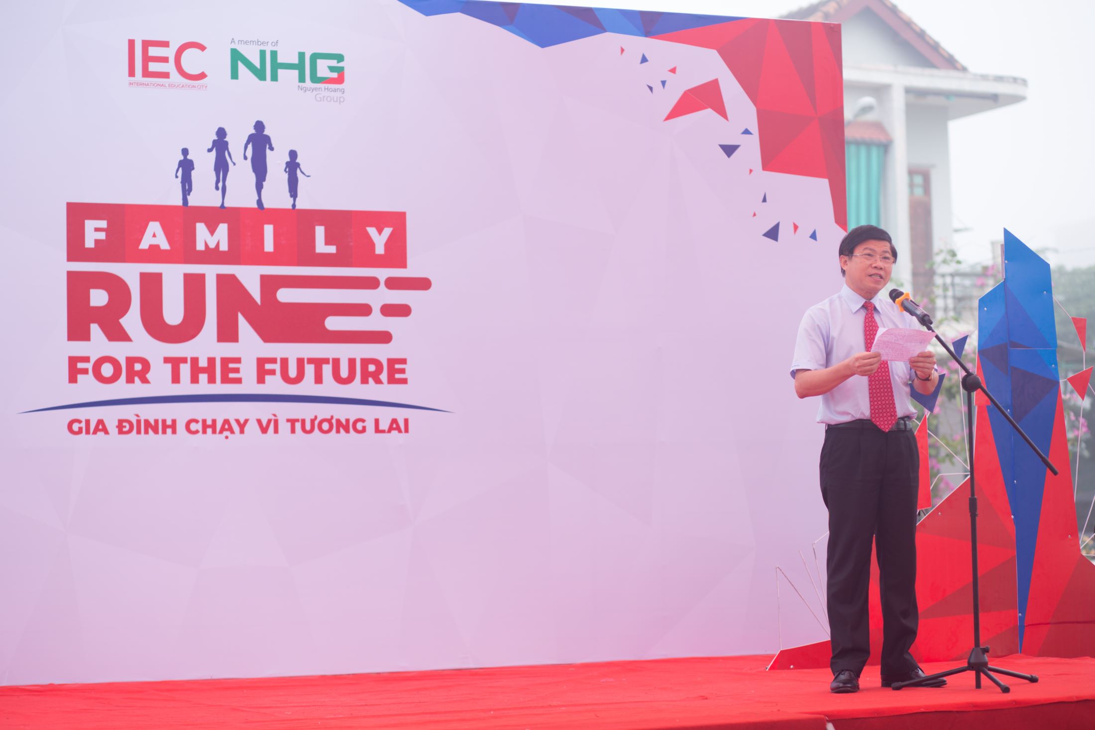 “Today we run together for the future, head to the better for young generation. The International Education – IEC Quang Ngai, where nourishes talents, is an ideal place for students to realize their studying and practicing dreams”, shared by Dr. Hung