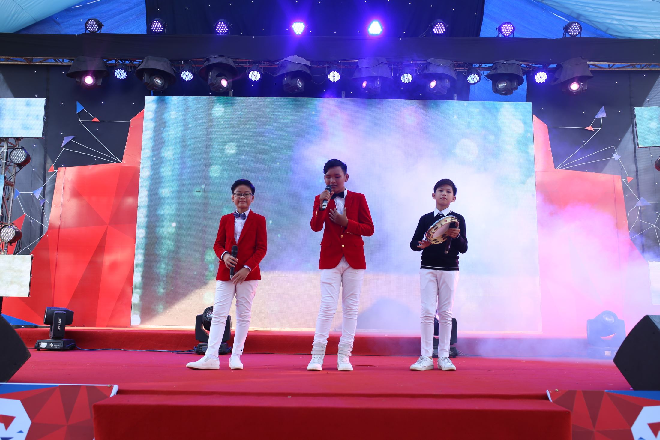 The trio Tan Ban – Nhat Duy – Hieu Trung (students of SNA and iSchool) at the event