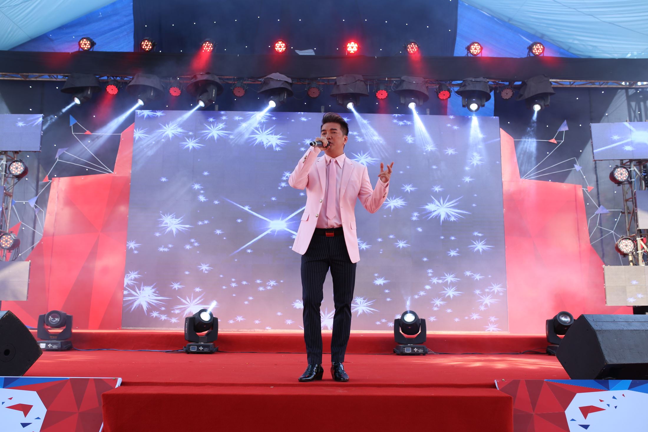 Mr. Dam Vinh Hung – the king of V-pop sings with all his heart for audience in the central