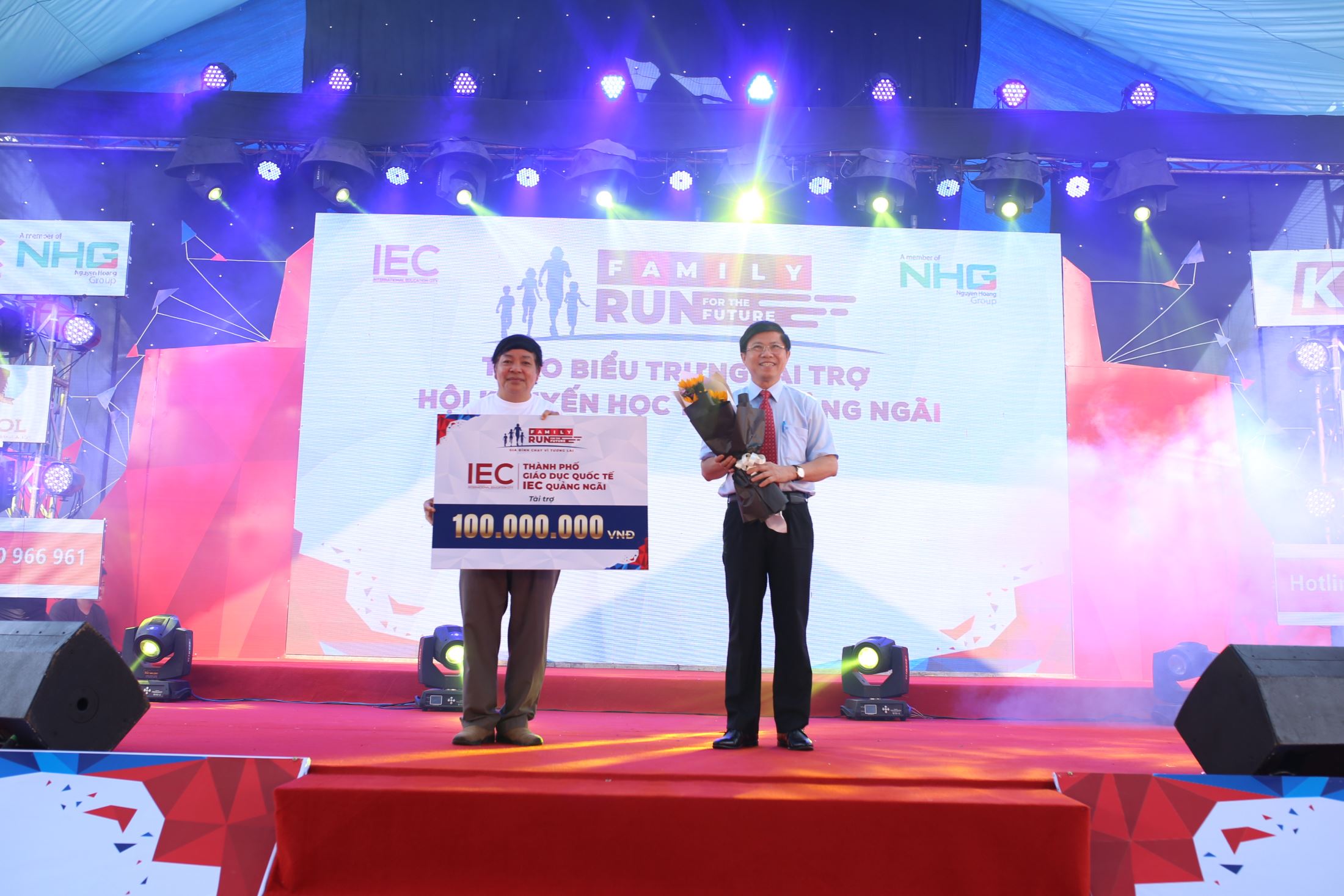 Dr. Pham Van Hung awarding 100 million dong from IEC Quang Ngai to the Study Promotion Association of Quang Ngai province