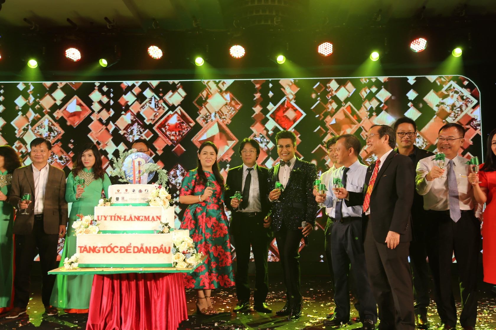 Birthday cake cutting ceremony was attended by Mr. Hoang Quoc Viet - Chairman, Mr. Tran Dai Hai - Vice Chairman and Ms. Hoang Nguyen Thu Thao - Vice Chairman and CEO - together with the Board of Management, leaders of Member units.