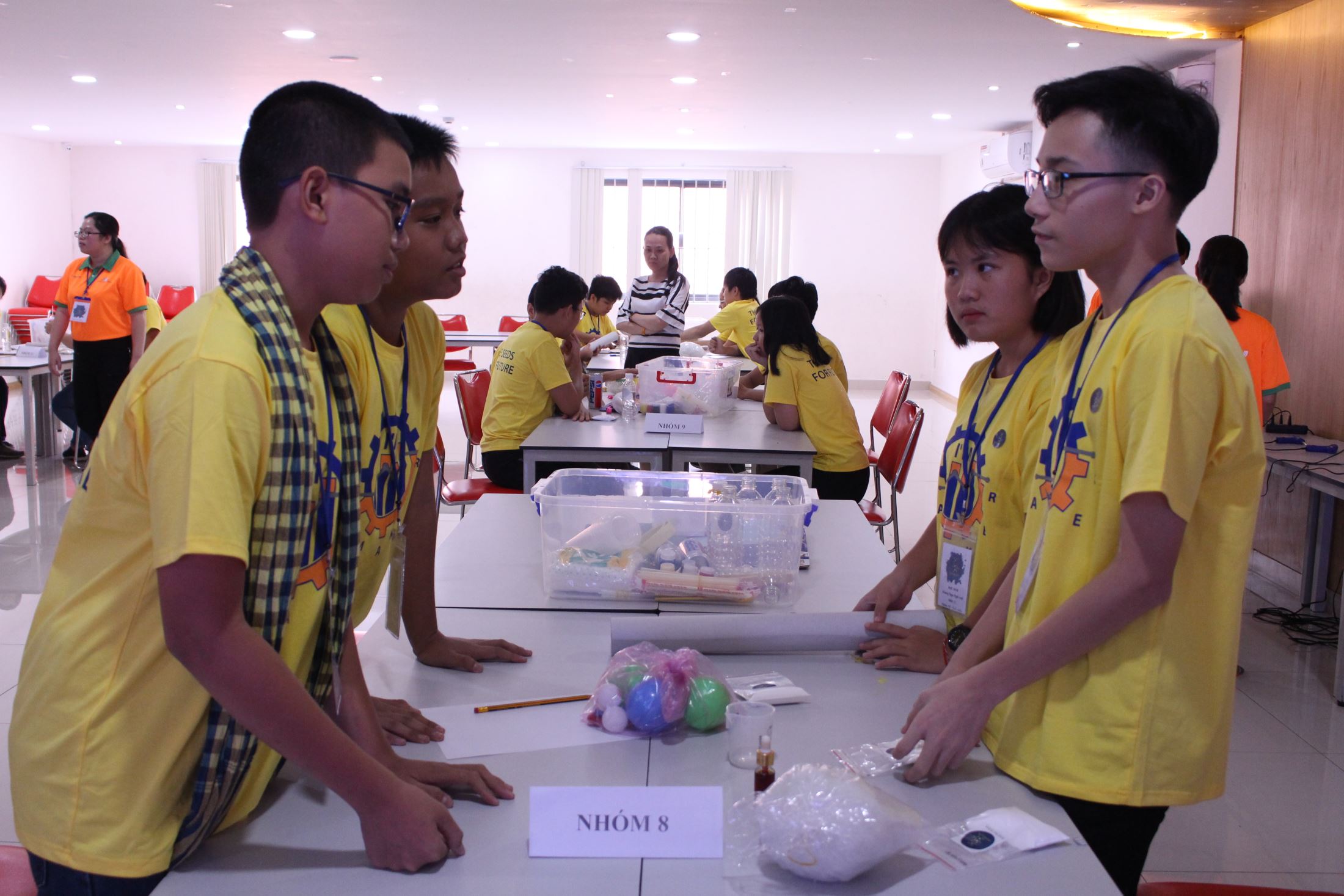 Tom Phi Trung Viet – grade 9 (right) discussed with team who was randomly assigned in the 2nd round – Maker Day of STEM Ambassadors program.