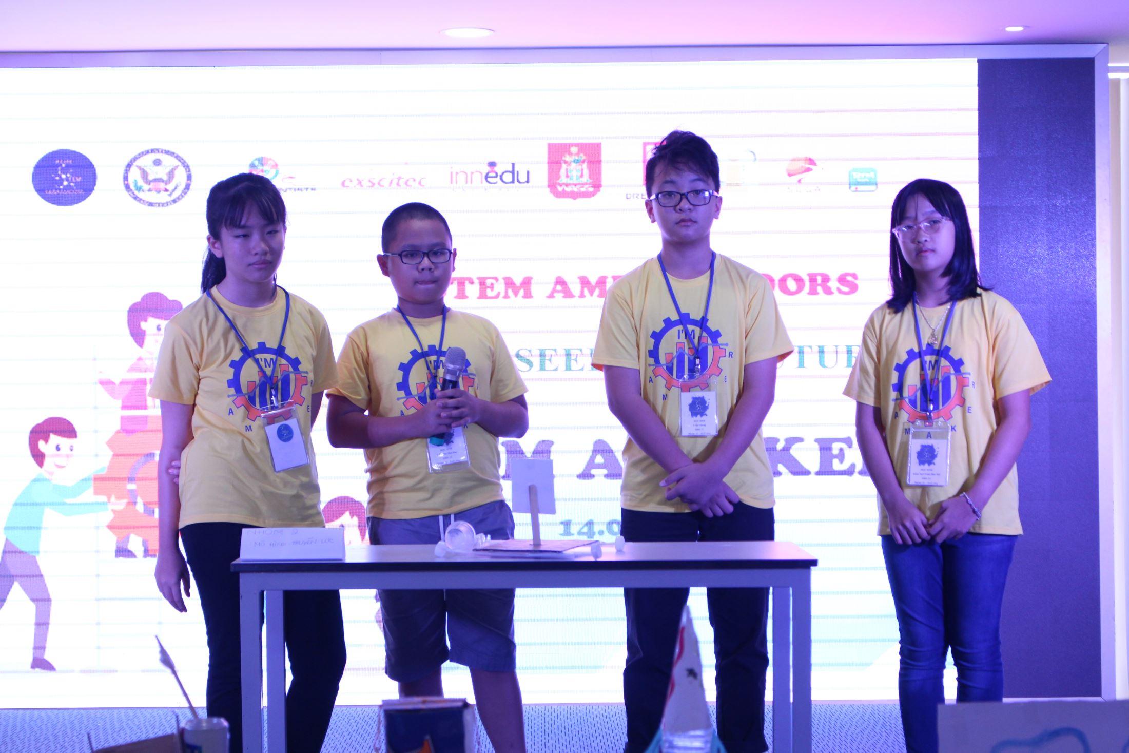 Anna Ngo Trinh Bao Nhi – grade 7 (the 1st from right) listened to comments of the Organizers about her team’s performance.
