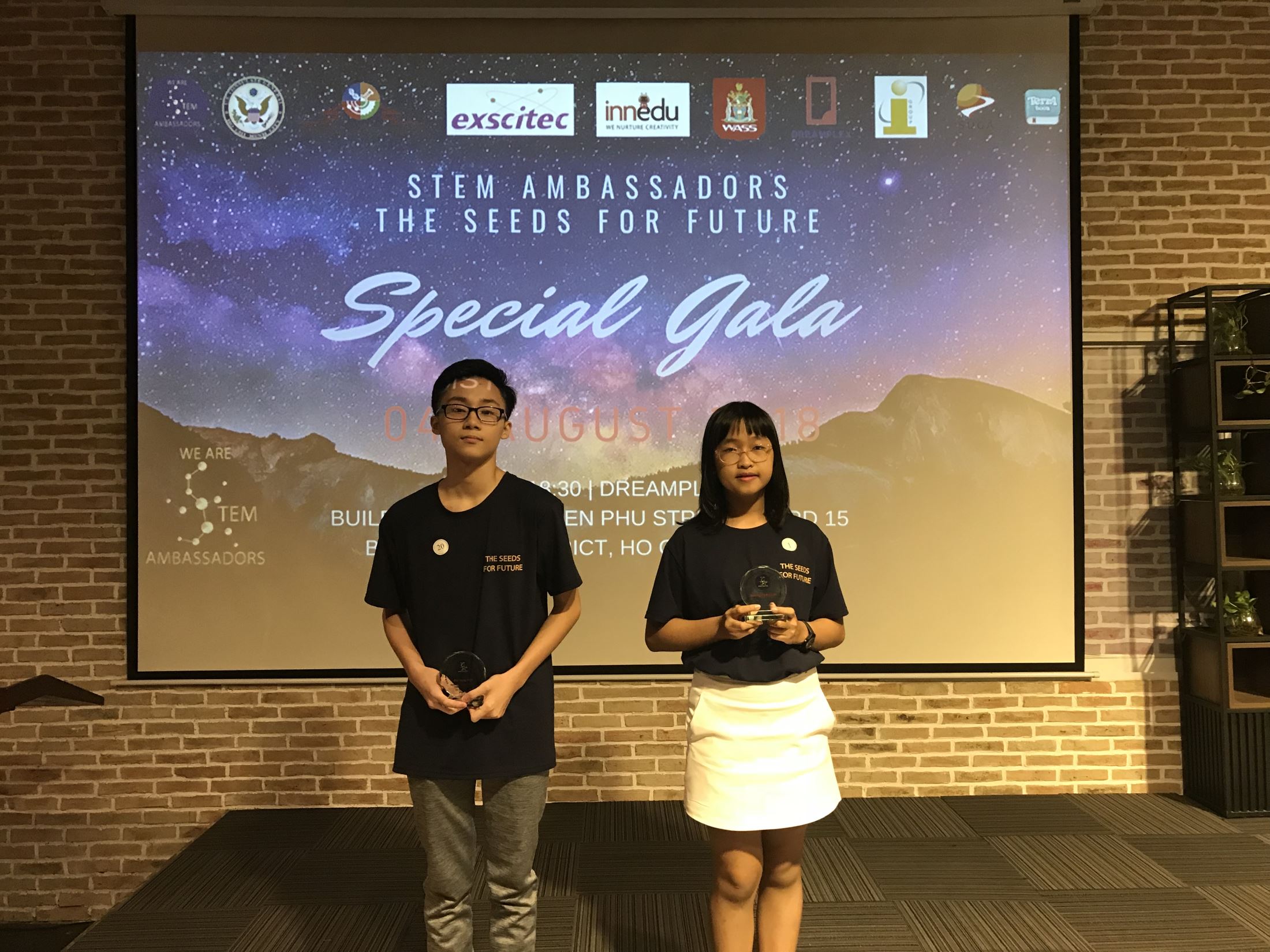 Tom Phi Trung Viet (left) and Anna Ngo Trinh Bao Nhi (right) represented for SNA to receive STEM Ambassadors trophy.