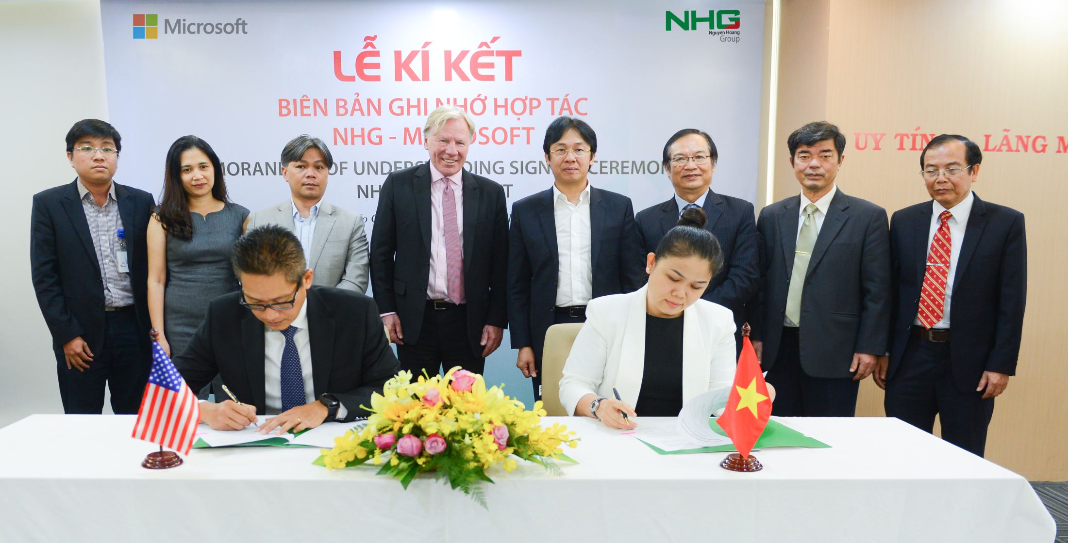 Ms. Hoang Nguyen Thu Thao, CEO of NHG and Mr. Vu Minh Tri, General Director of Microsoft Vietnam constructing the signing ceremony under the observation of NHG leaders and Microsoft leaders.