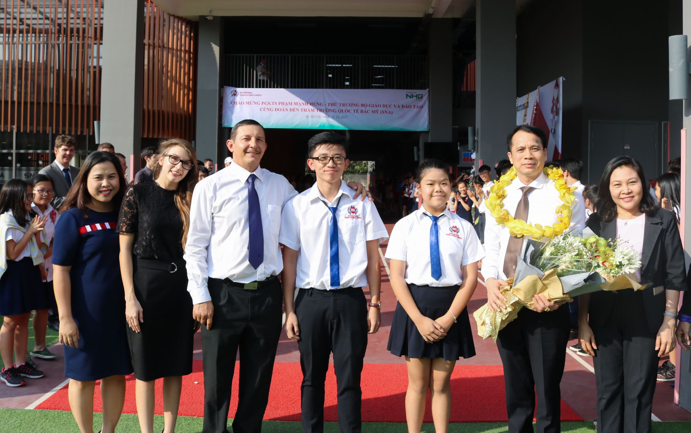 "Nguyen Hoang Group and SNA have been pioneering the path of globalized education, opening the door and paving the way for Vietnamese students accessing US education - the world's most advanced education." The Deputy Minister emphasized.