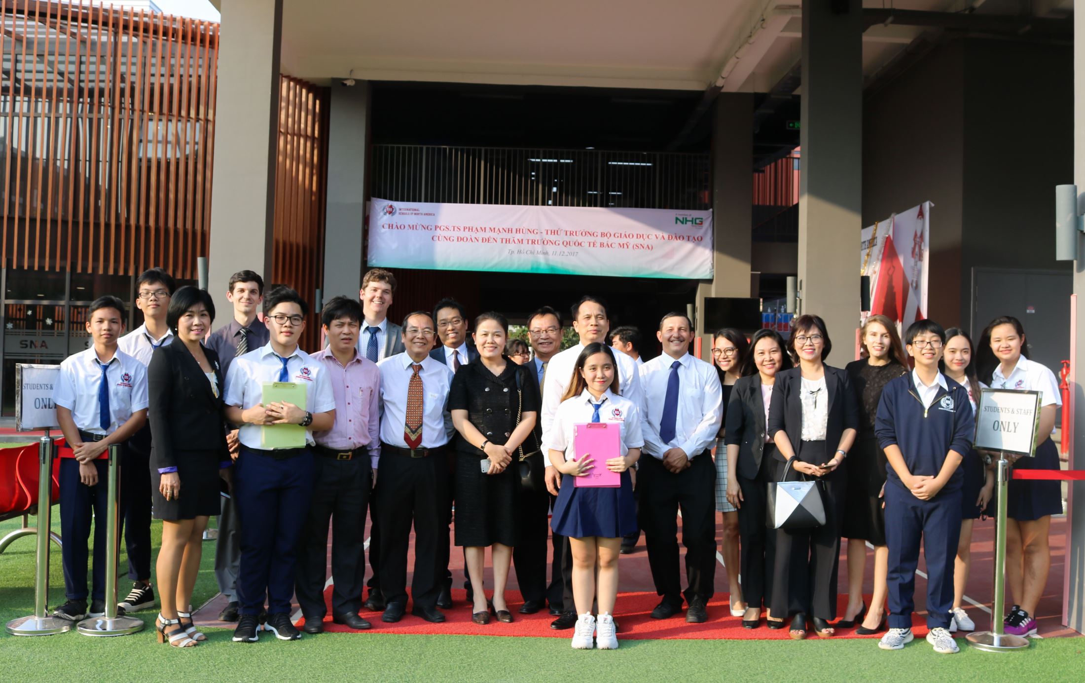 ssoc.Prof.Dr.Pham Manh Hung - Deputy Minister of Education and Training took memorial pictures with SNA leaders
