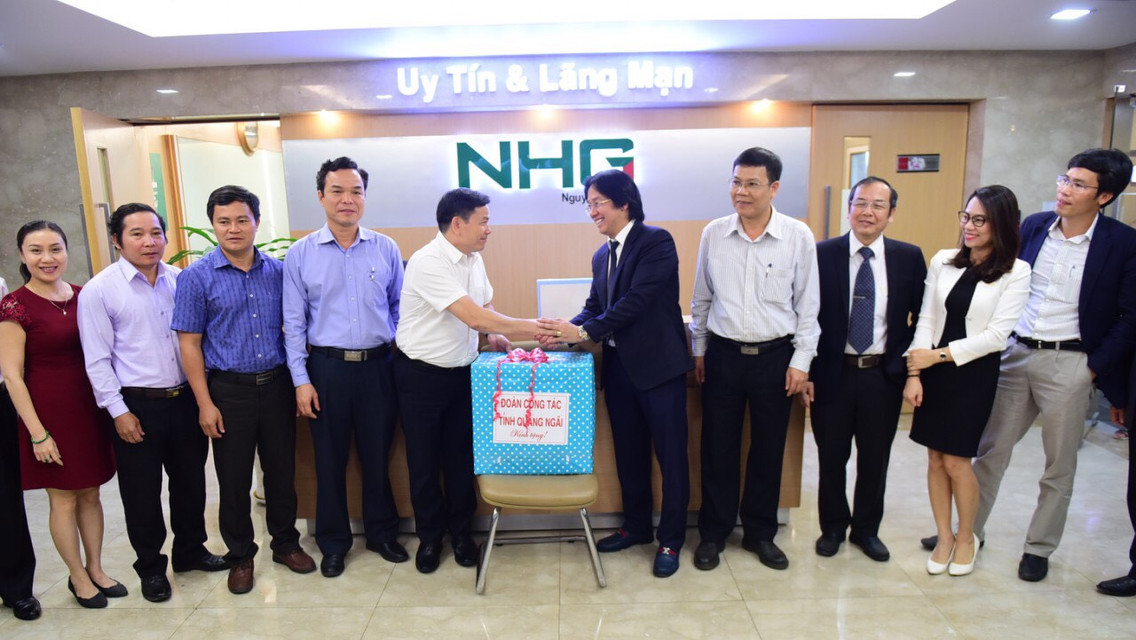 Mr. Tran Van Minh – Deputy Secretary of Quang Ngai Provincial Party Committee on behalf of Quang Ngai leaders to present a gift to Mr. Hoang Quoc Viet 