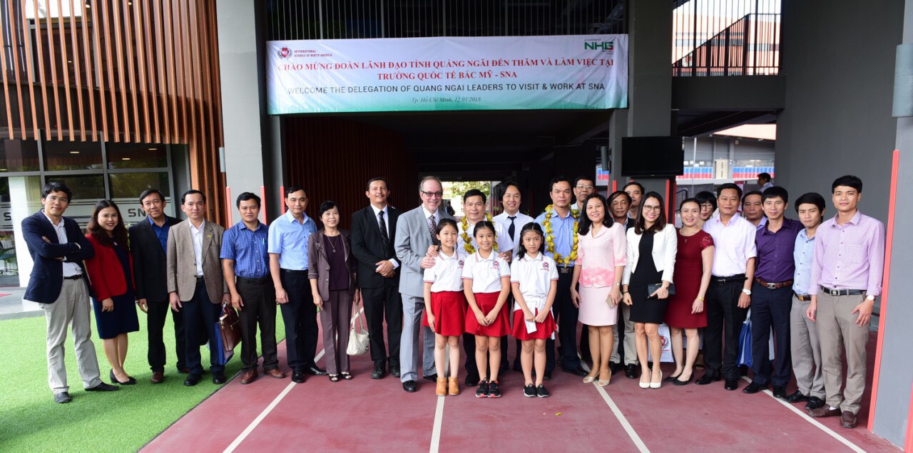 The delegation of Quang Ngai leaders together with the representatives of NHG and SNA teachers and students.