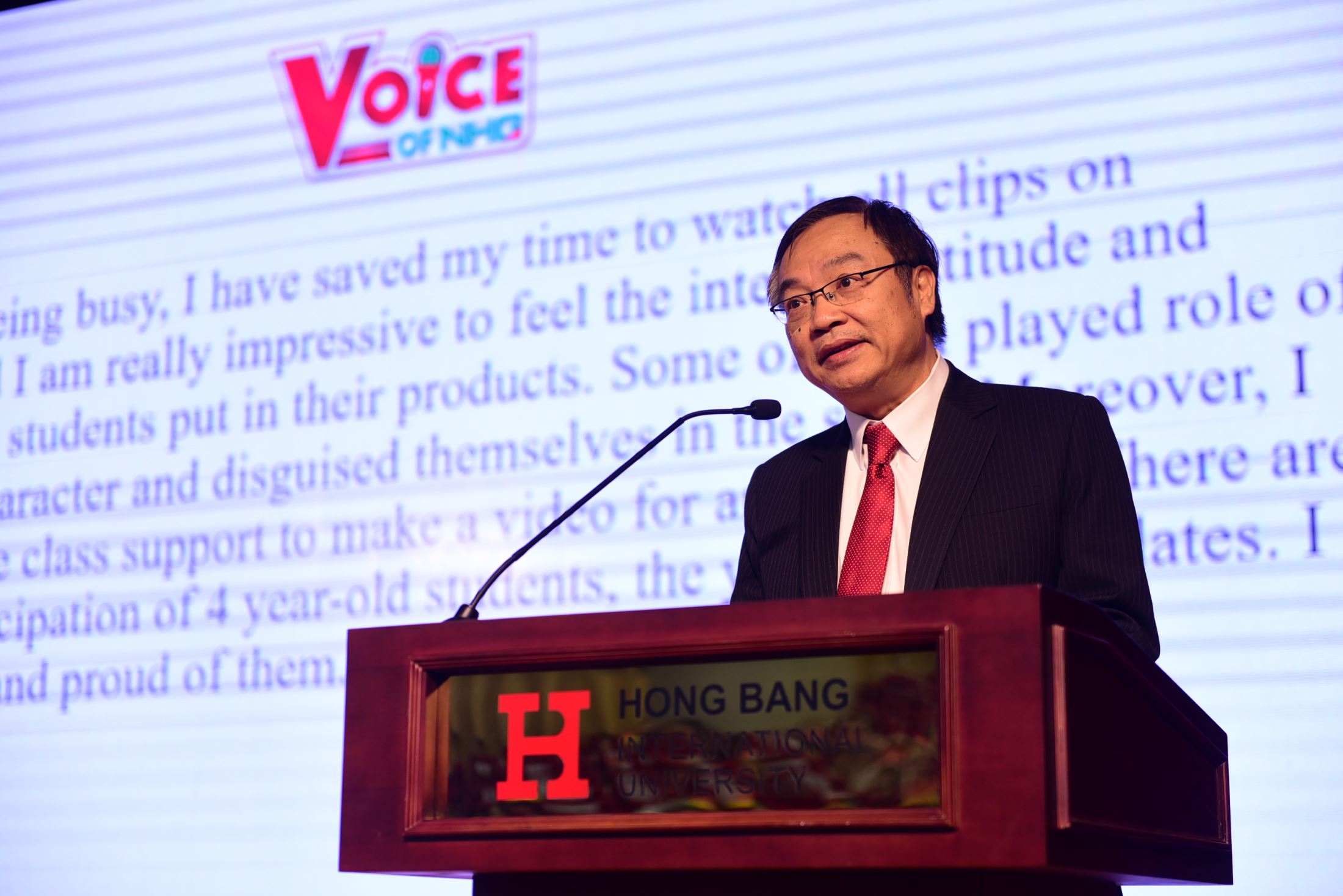 “I believe that the contest must be both the beginning and the transitional steps on the way students go beyond their limits to become active citizens who are willing to inspire people around with positive energy.” said Dr. Dinh Quang Nuong – Deputy CEO of NHG in his opening speech at the finale of Voice of Nguyen Hoang 2017 – 2018