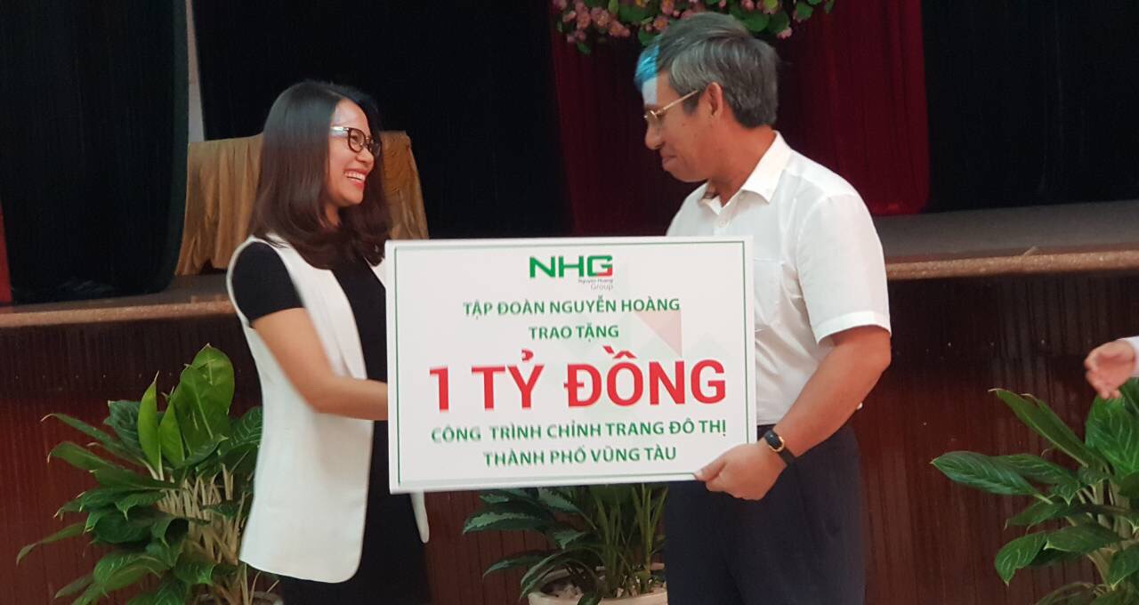 on behalf of NHG, Ms. Tran Thuy Tram Quyen – NHG Director of Branding and Communications gave 1 billion Vietnam dong  to Mr. Nguyen Lap, Chairman of The People’s Committee of Vung Tau City