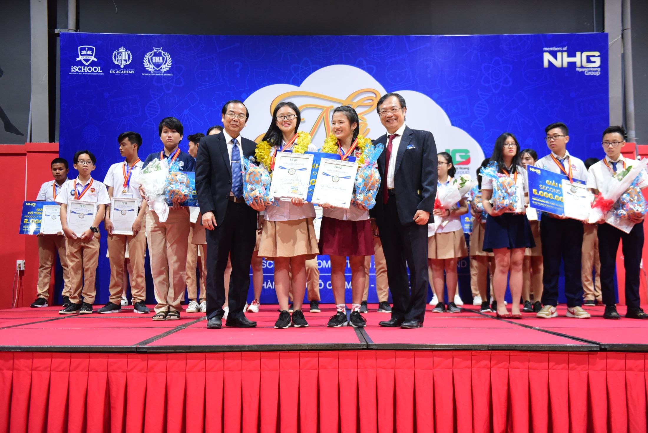 Dr. Dinh Quang Nuong – Deputy CEO of NHG and Dr. Do Manh Cuong – NHG Academic Director and Permanent member of Education Council awarding the first prize to Vo Le Mai Anh and Le Nguyen from class 9/3 iSchool Nha Trang for “The wifi switch – Handicapped remote control”