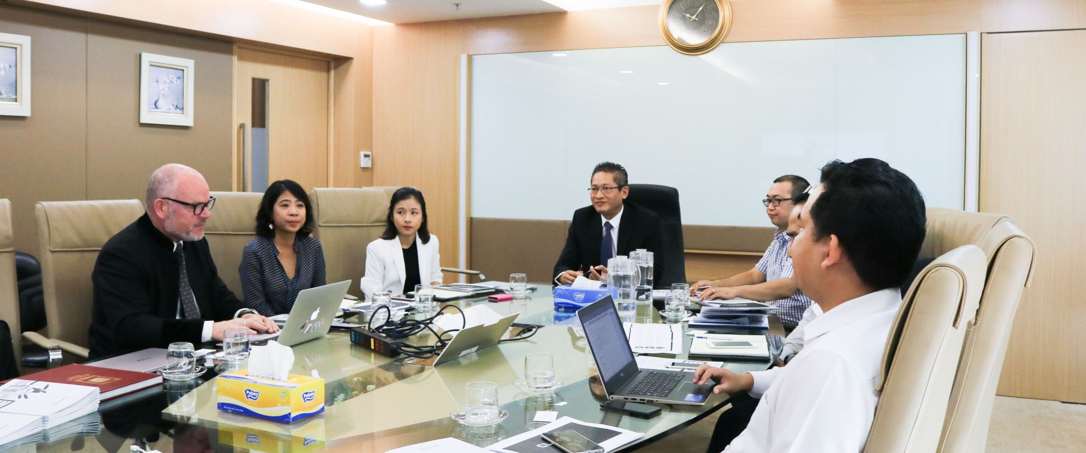 Mr. Vu Minh Tri - NHG Deputy CEO appreciated the Claned model and affirmed Nguyen Hoang Group's orientation in promoting Artificial Intelligence to optimize teaching & learning experience and effect,  as well as to improve the effectiveness of the quality management in whole education system