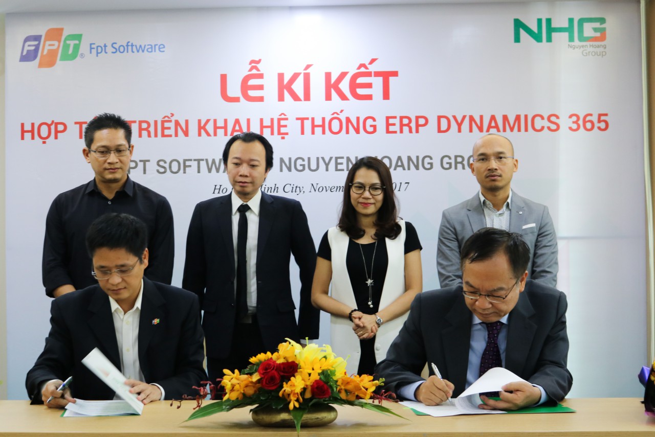 Dr. Dinh Quang Nuong (right) - Deputy General Director of Nguyen Hoang Group and Mr. Hoang Thanh Son - CEO of FPT Software signed the agreement to deploy ERP Dynamics system on Microsoft's cloud computing technology platform - November 3rd, 2017
