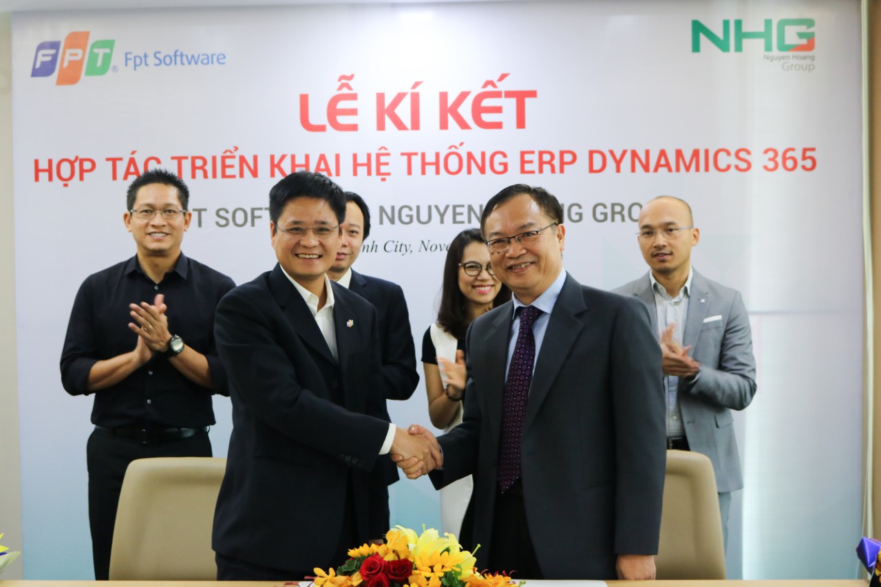 Dr. Dinh Quang Nuong (right) - Deputy General Director of Nguyen Hoang Group and Mr. Hoang Thanh Son - CEO of FPT Software signed the agreement to deploy ERP Dynamics system on Microsoft's cloud computing technology platform - November 3rd, 2017