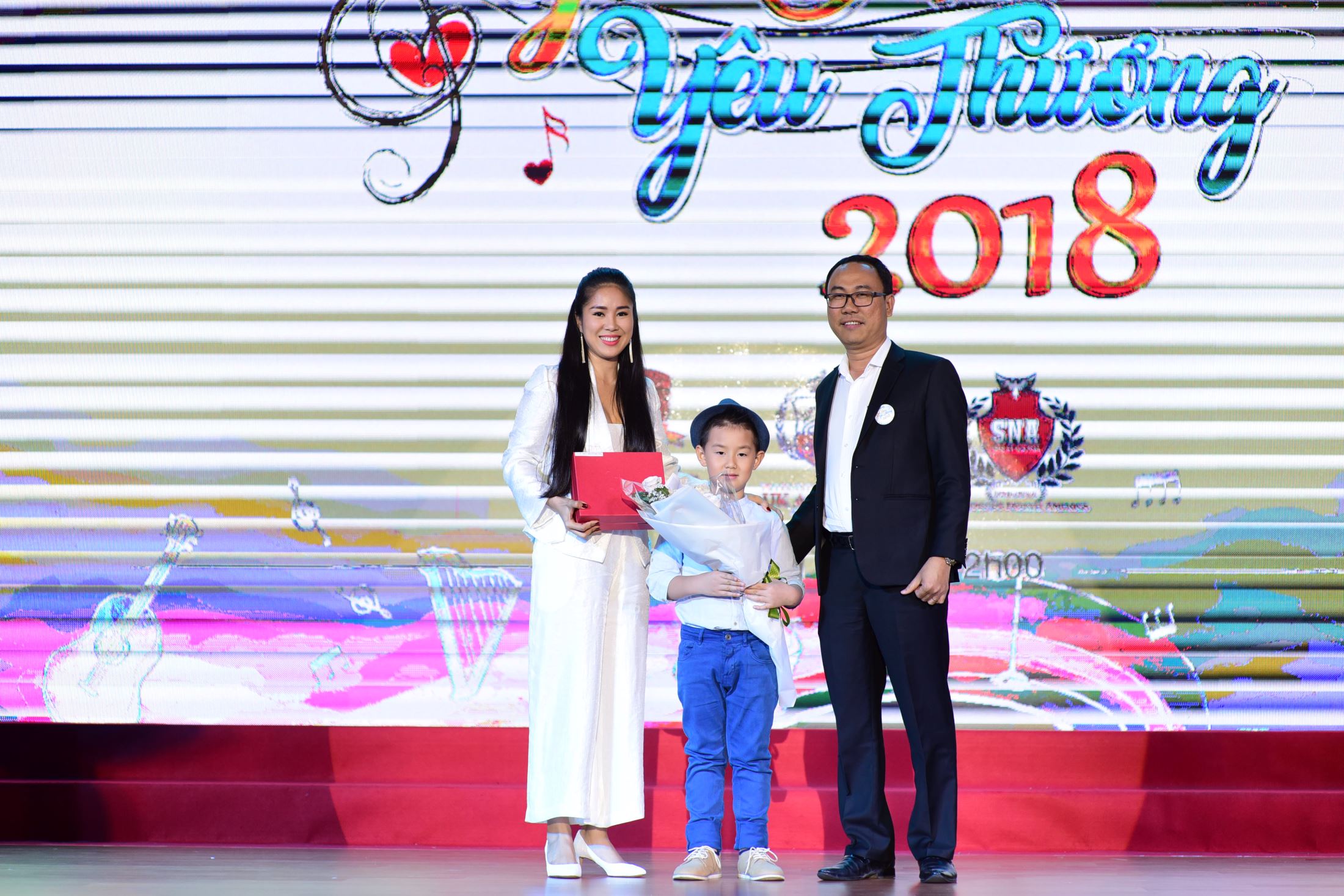Actress Le Phuong and her son performed at "Love Melody" gala