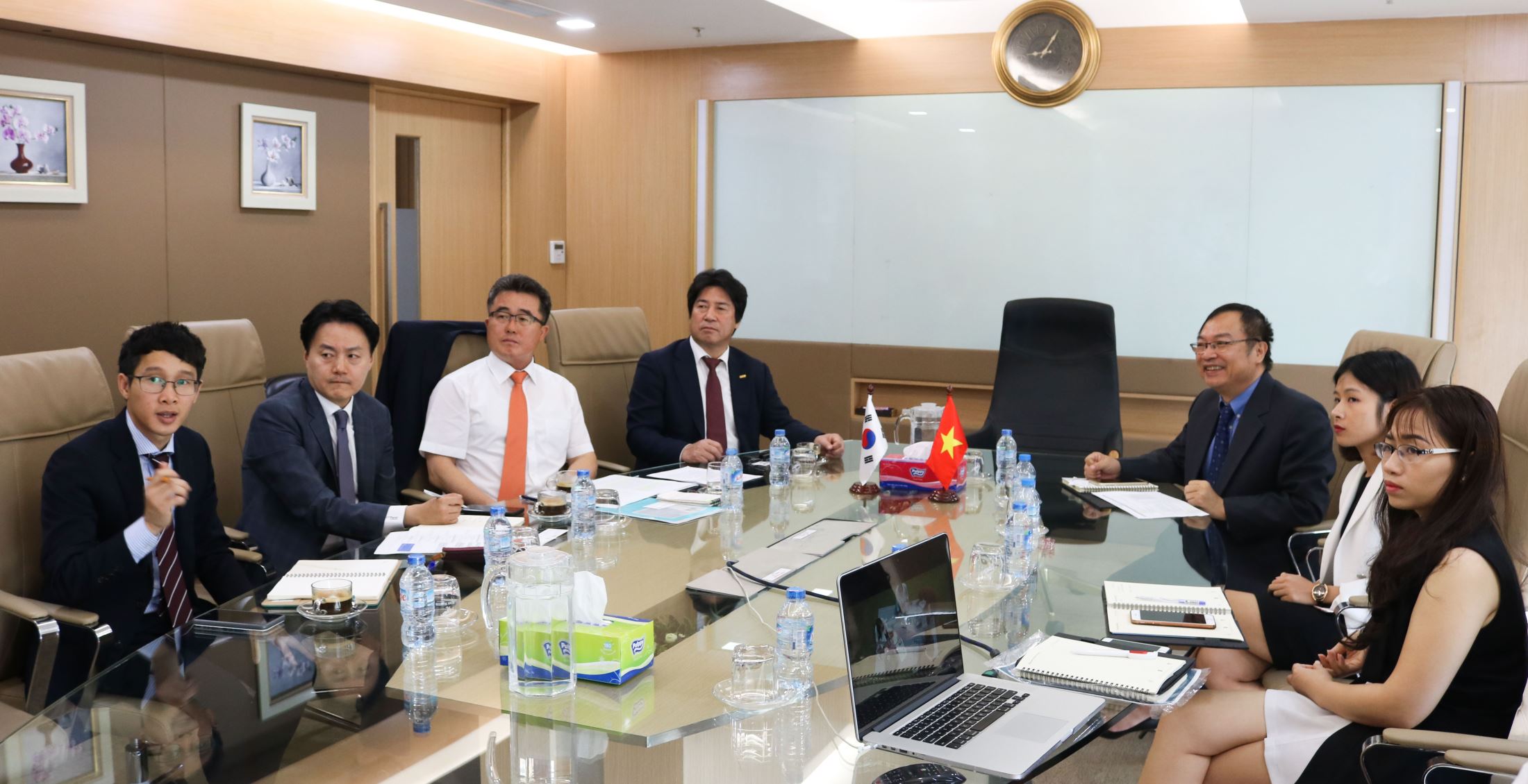 Dr. Dinh Quang Nuong, Deputy CEO of NHG, welcomed the KU’s delegation, and highly appreciated the cooperation items between the two parties after signing MOU