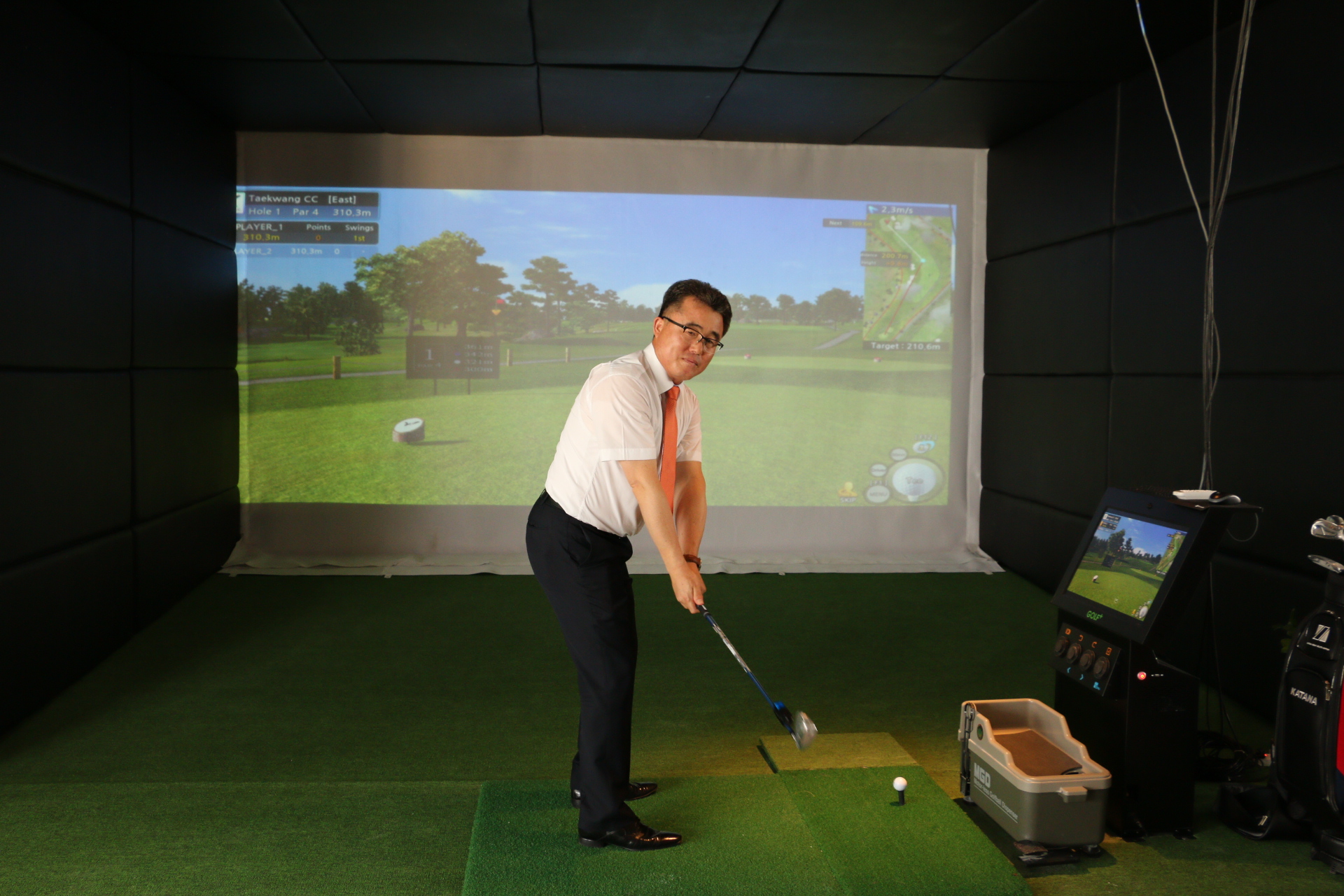 Mr. Chan-hee Park, Vice President of KU at first indoor golf playing room in a Vietnamese university - located at KU's representative office 