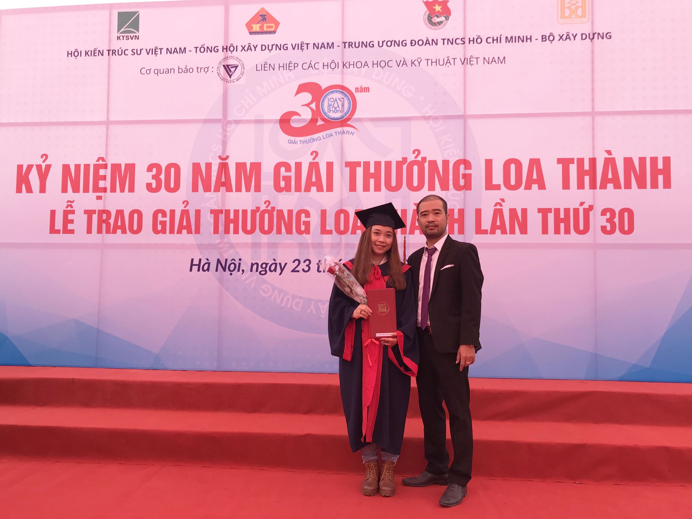 My Ngoc took photo with her lecturer, Mr. Thai Duc Lich, master of architecture – deputy head of architecture department (HIU) at the 30th awarding ceremony of Loa Thanh award