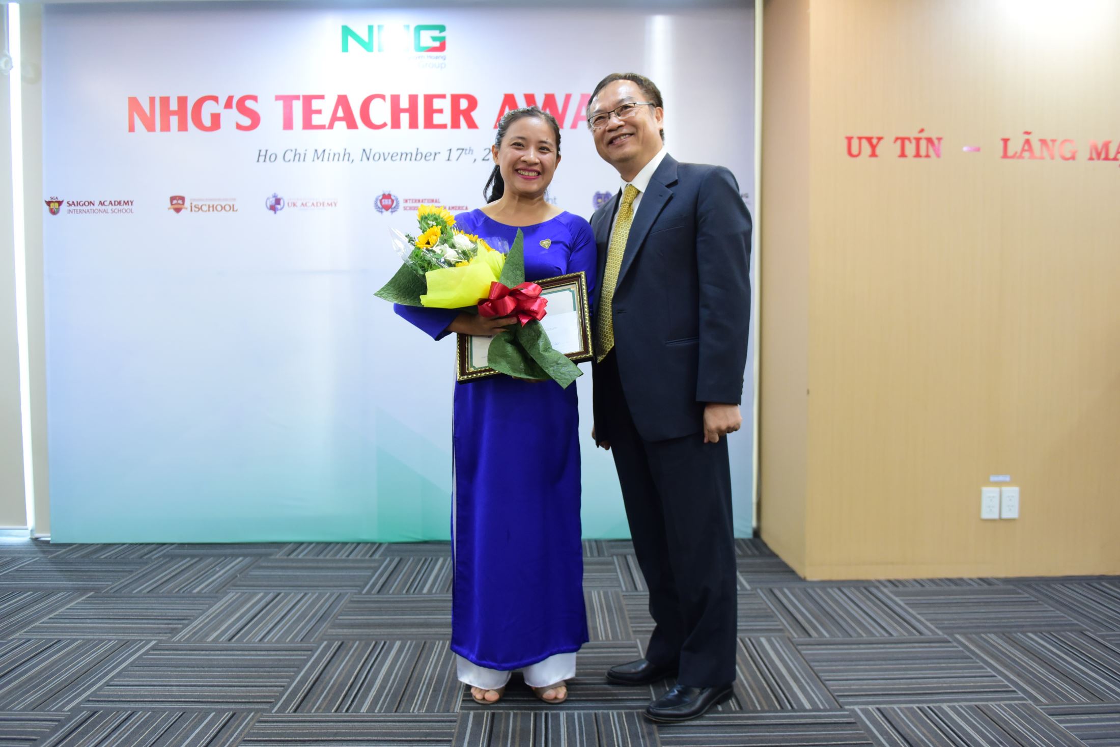 Dr. Dinh Quang Nuong rewarded 1st prize for Ms. Ngo Thi Viet Tam, teacher of SNA