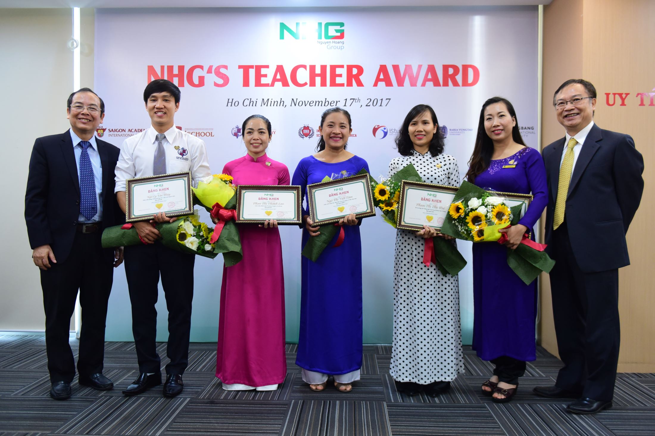 NHG's Board of Director and contestants of speaking contest took picture at the ceremony