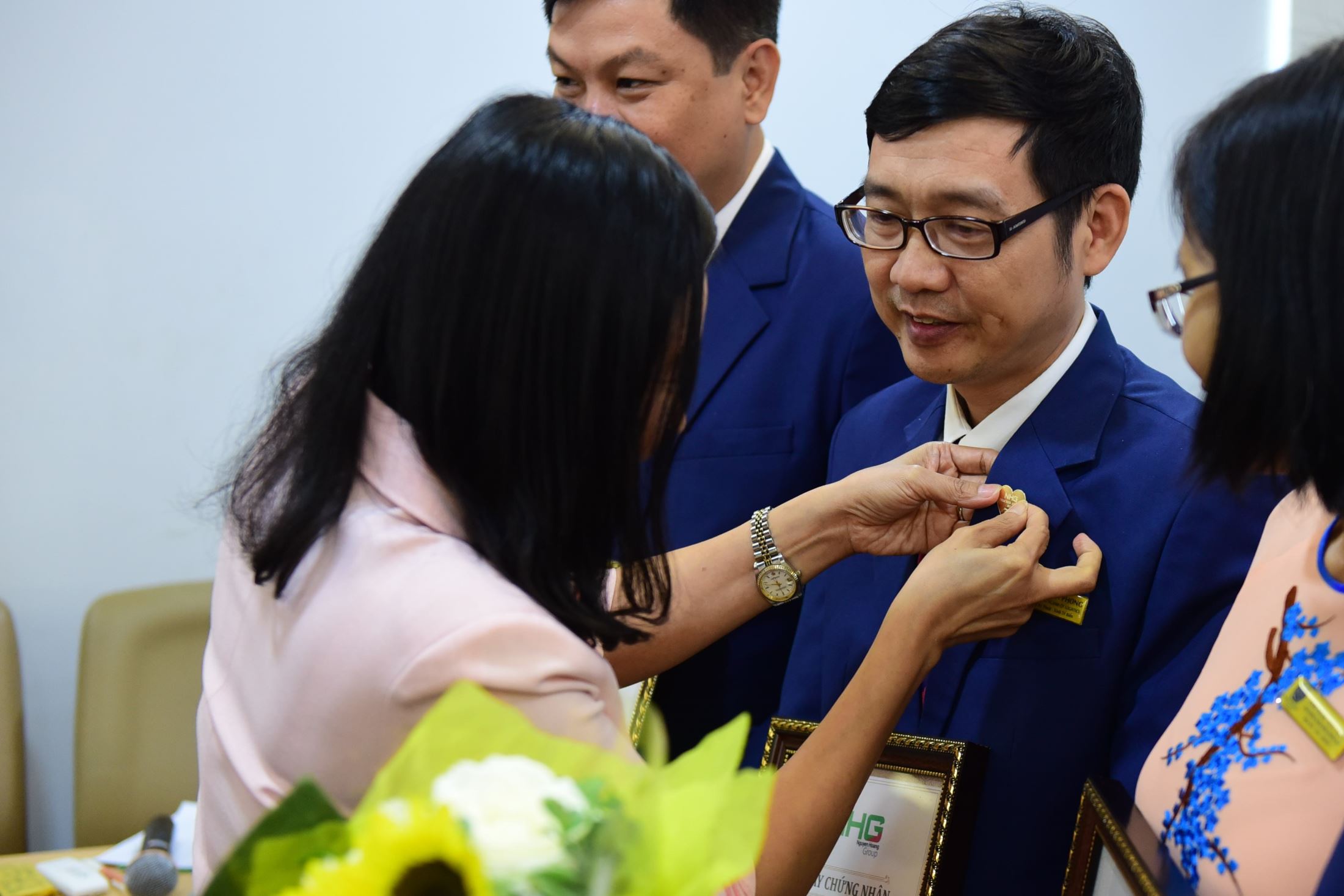 Dr. Doan Hue Dung - Managing Director of SNA presented the 18k gold heart badge to the teachers honored to receive the "NHG's Teacher Award 2017"