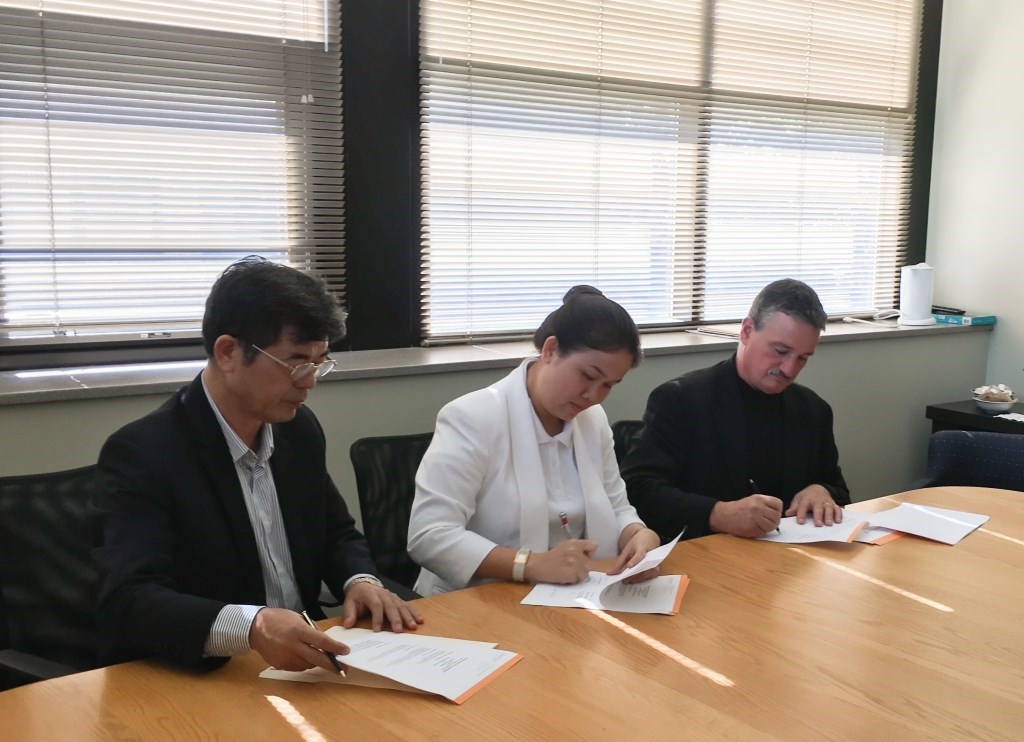 Ms. Hoang Nguyen Thu Thao – CEO of NHG (in white vest) and Mr. Thomas B.Hasset, Vice President of Global Recruitment of Gannon University, USA (on the right) signing the cooperation in January 2017 (Source: NHG)