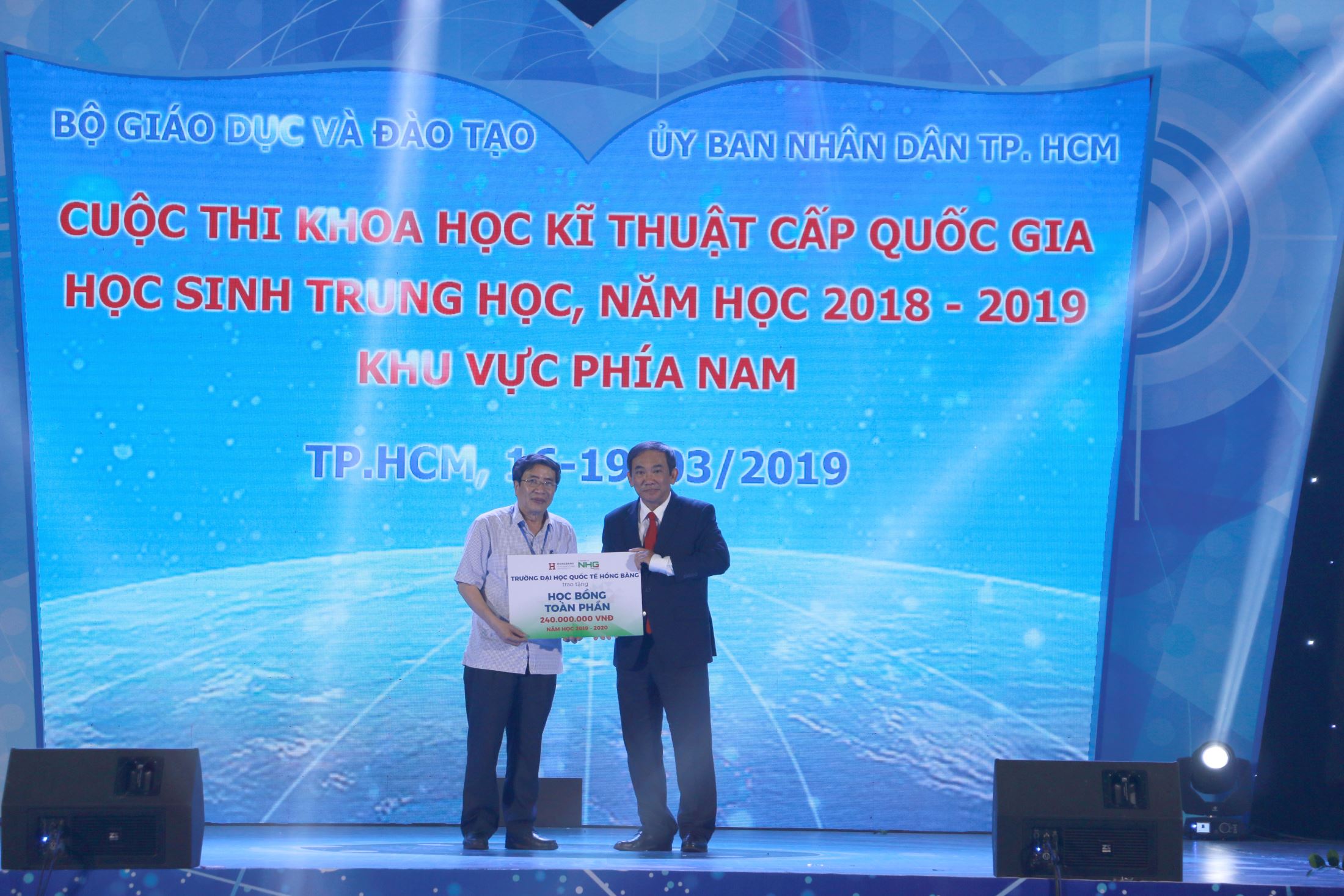 Associate Professor, Dr. Ho Thanh Phong, President of Hong Bang International University (HIU) awarding scholarships at the competition.