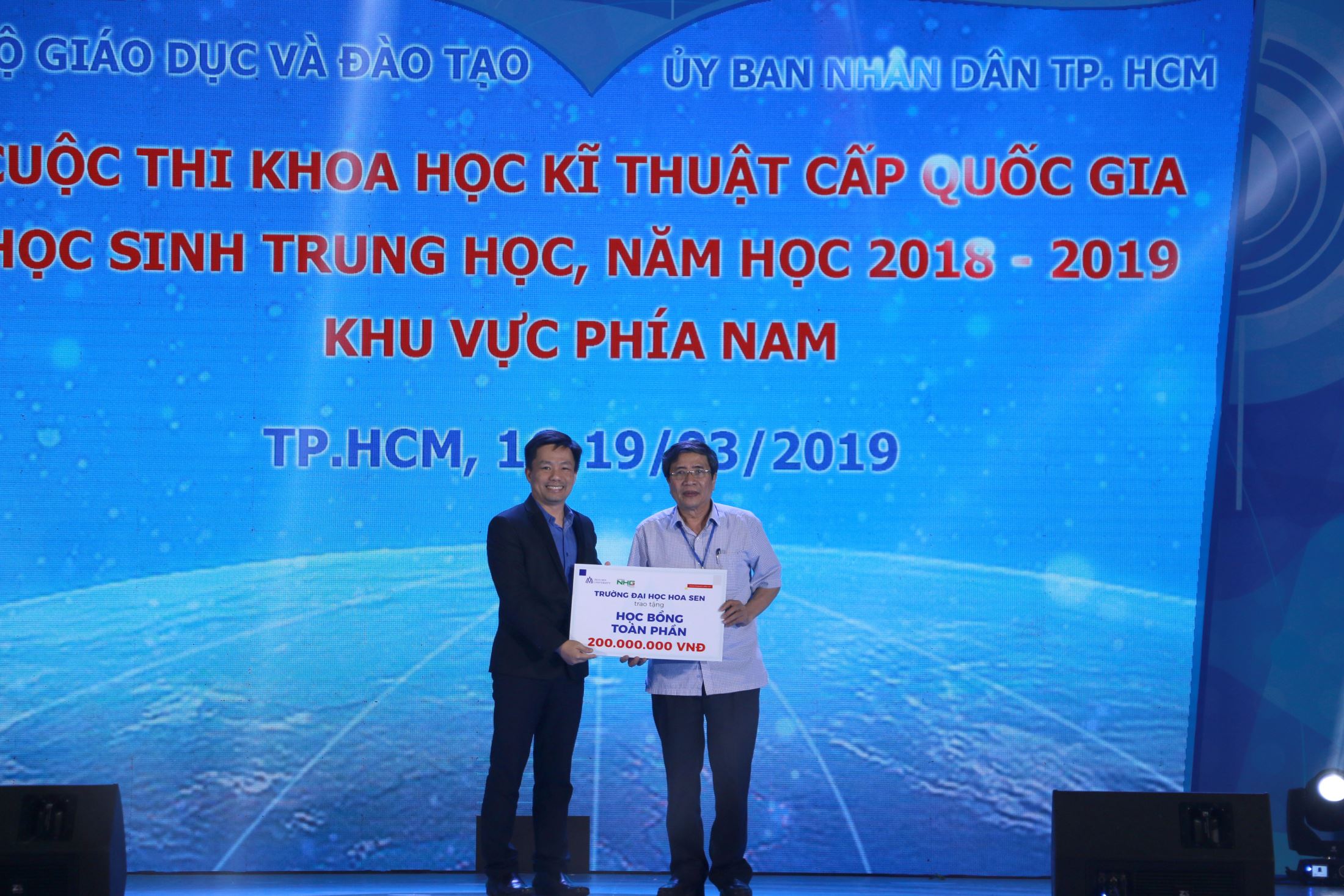 Dr. Vu Tuong Thuy - Vice president of Hoa Sen University awarding scholarships at the competition.