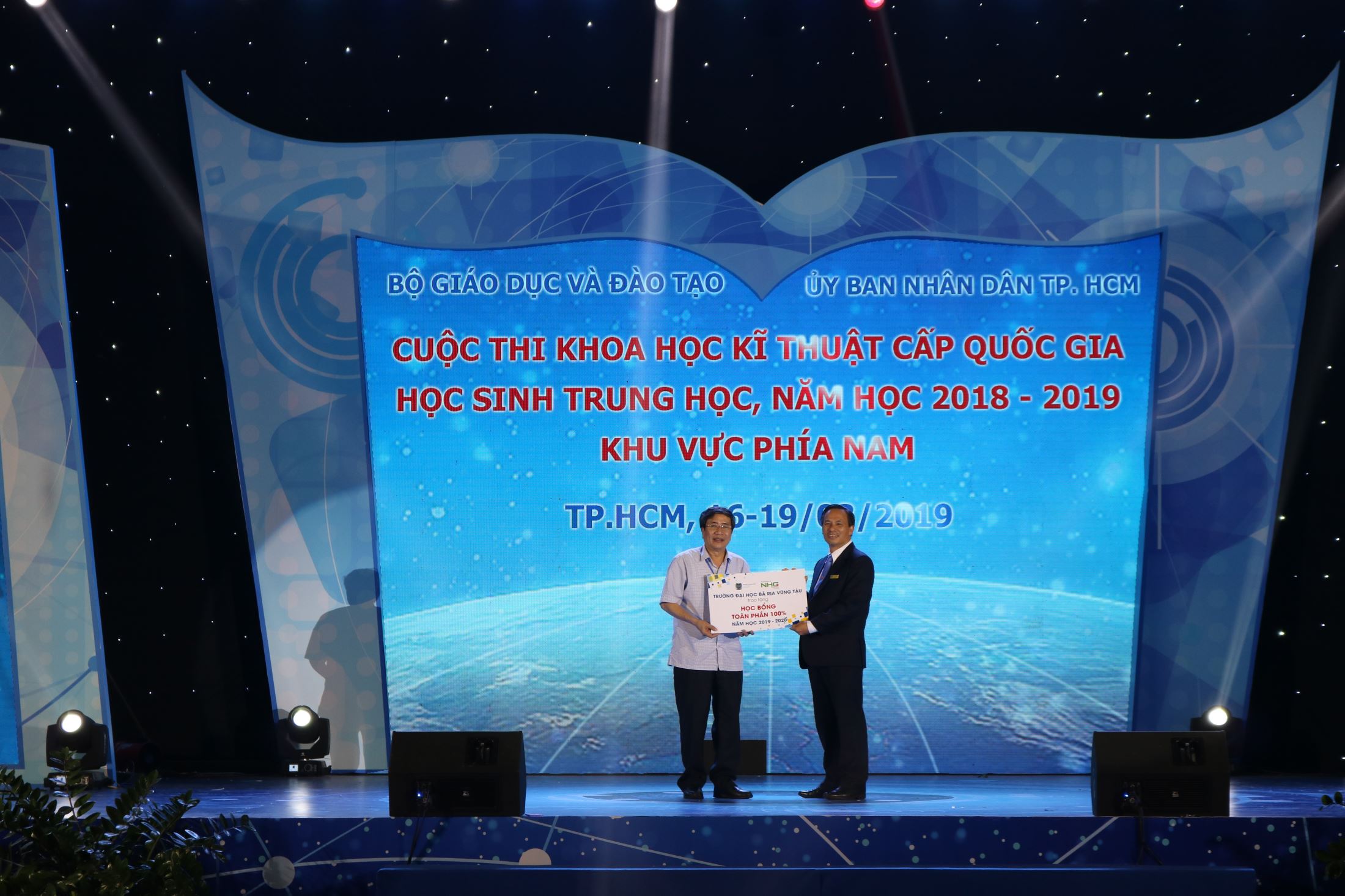 Dr. Vu Van Dong, Vice President of Ba Ria Vung Tau University (BVU) awarding scholarships at the competition.