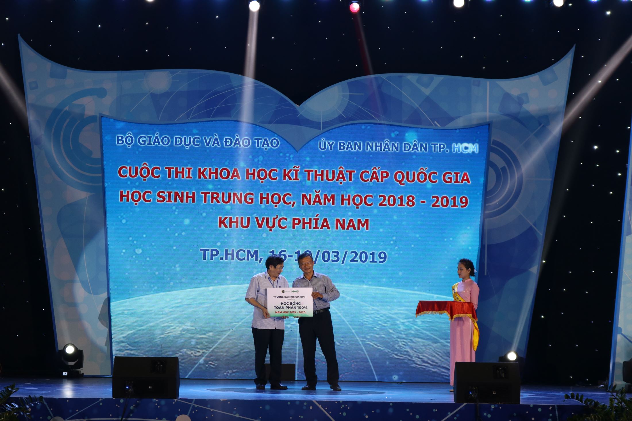 Dr. Le Manh Hai - Head of IT department of Gia Dinh University (GDU) awarding scholarships at the competition.