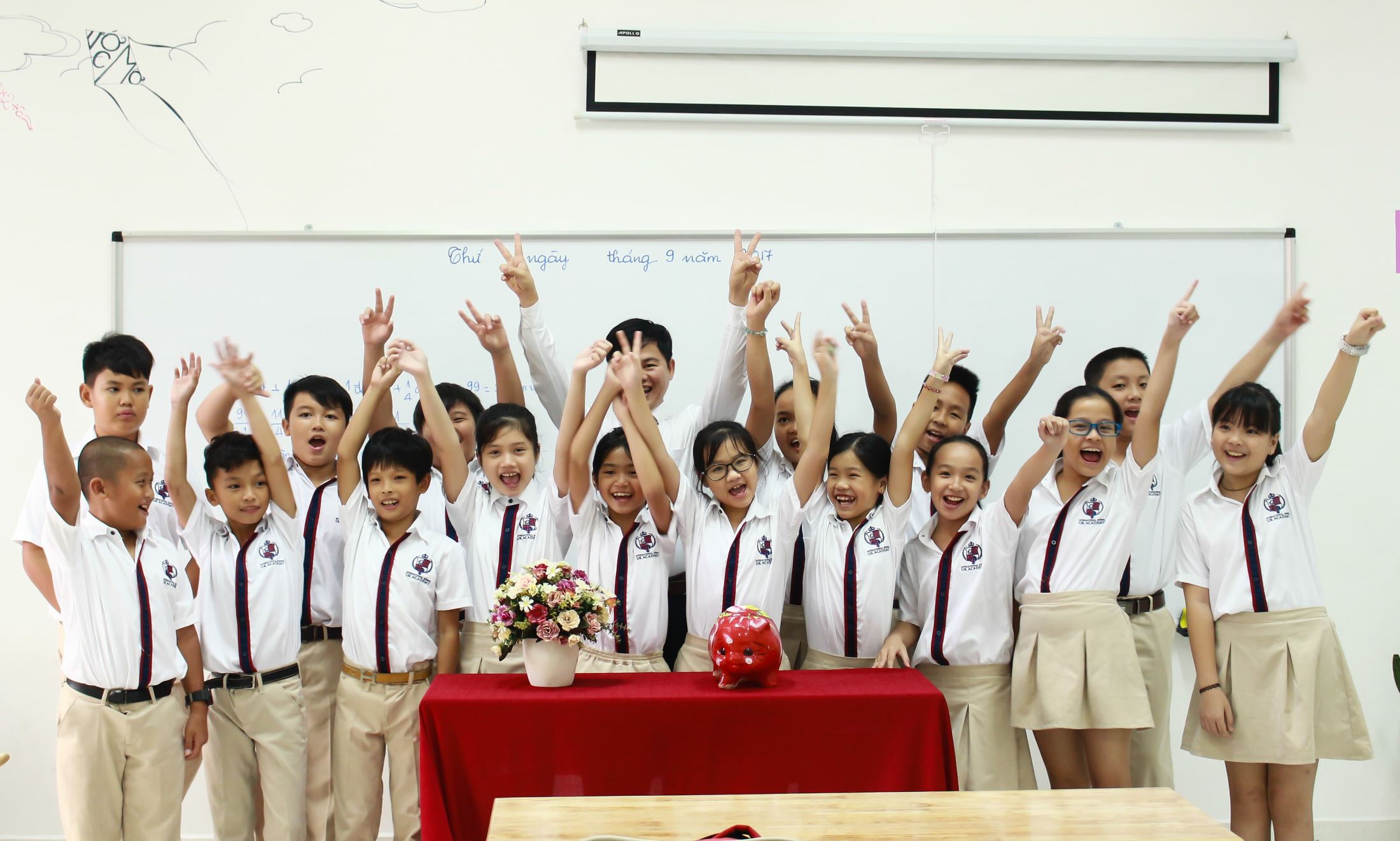 Students enthusiastically raised UKA pigs to donate to help disadvantaged families in Duc Trong, Don Duong (Lam Dong)