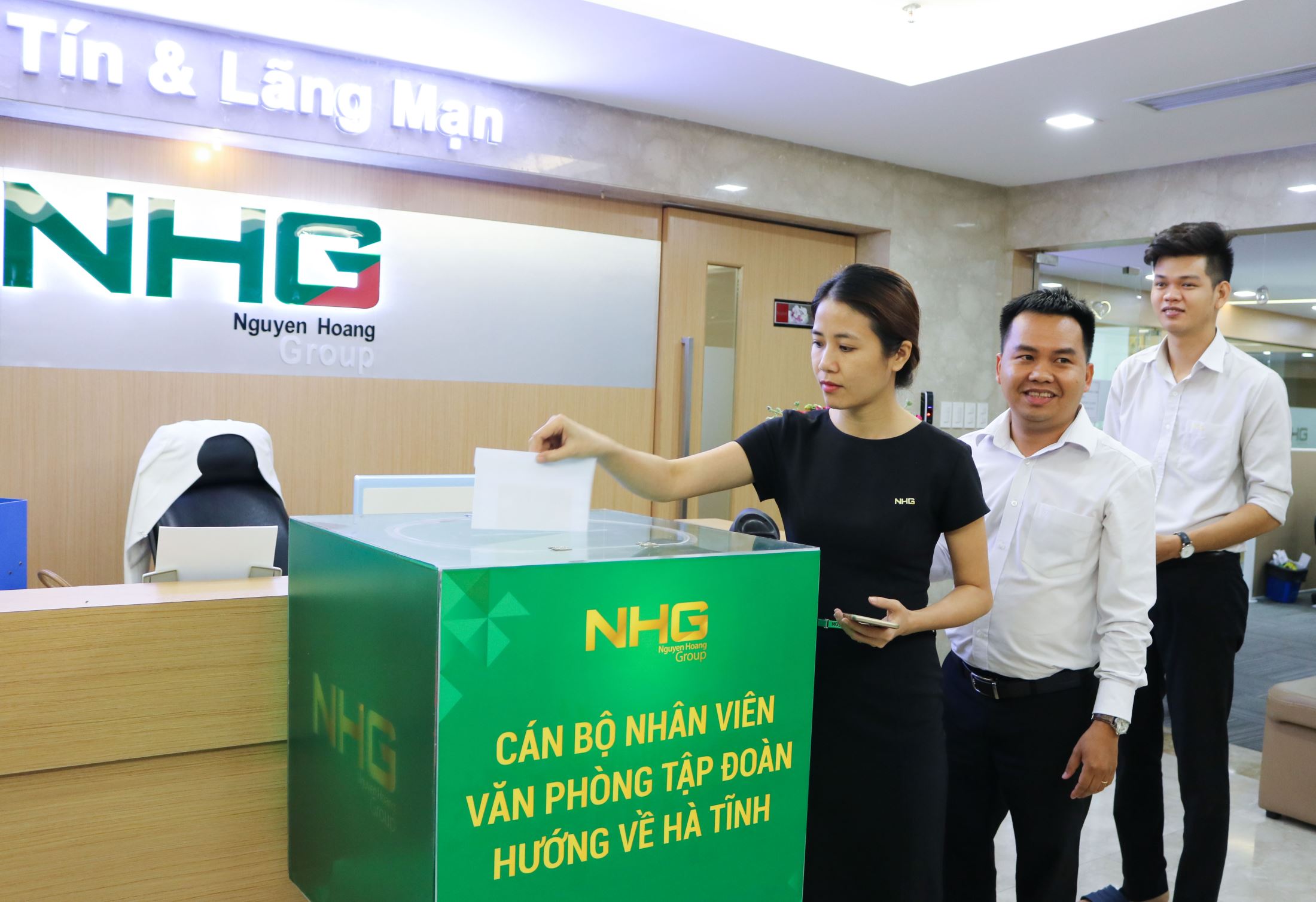 NHG staffs donated to help hurricane victims in Ha Tinh province, spreading the human spirit and appreciating the human values ​​of the Group