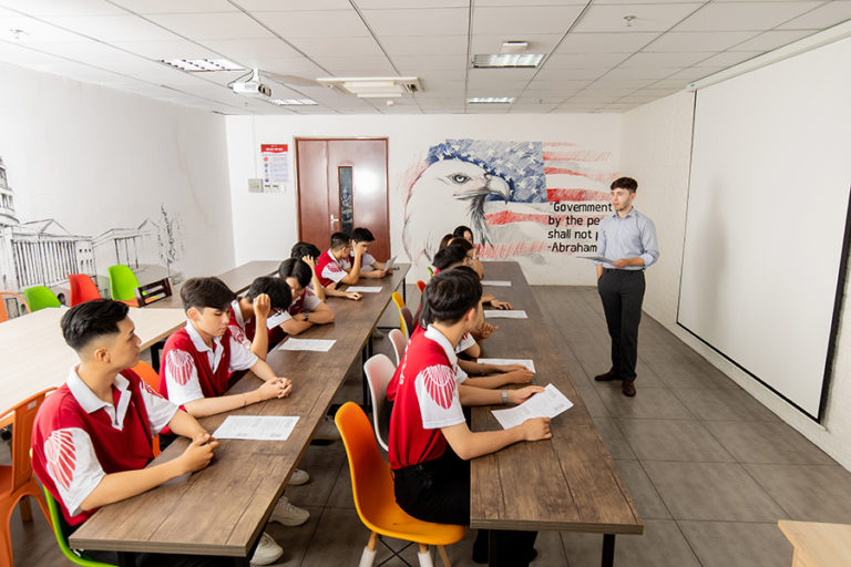 Sinh viên HIU có thể đăng ký kỳ thi đánh giá năng lực tiếng Anh VSTEP ngay tại trường, theo Khung năng lực ngoại ngữ 6 bậc dành cho Việt Nam