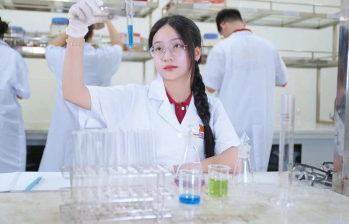 Sinh viên ngành Dược học với phòng thực hành thí nghiệm đạt chuẩn